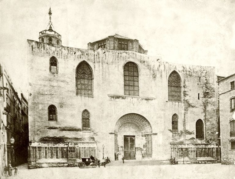 La fotografia d'autor desconegut de la Catedral de Barcelona l'any 1887, abans de la reforma neogòtica / Catedral de Barcelona