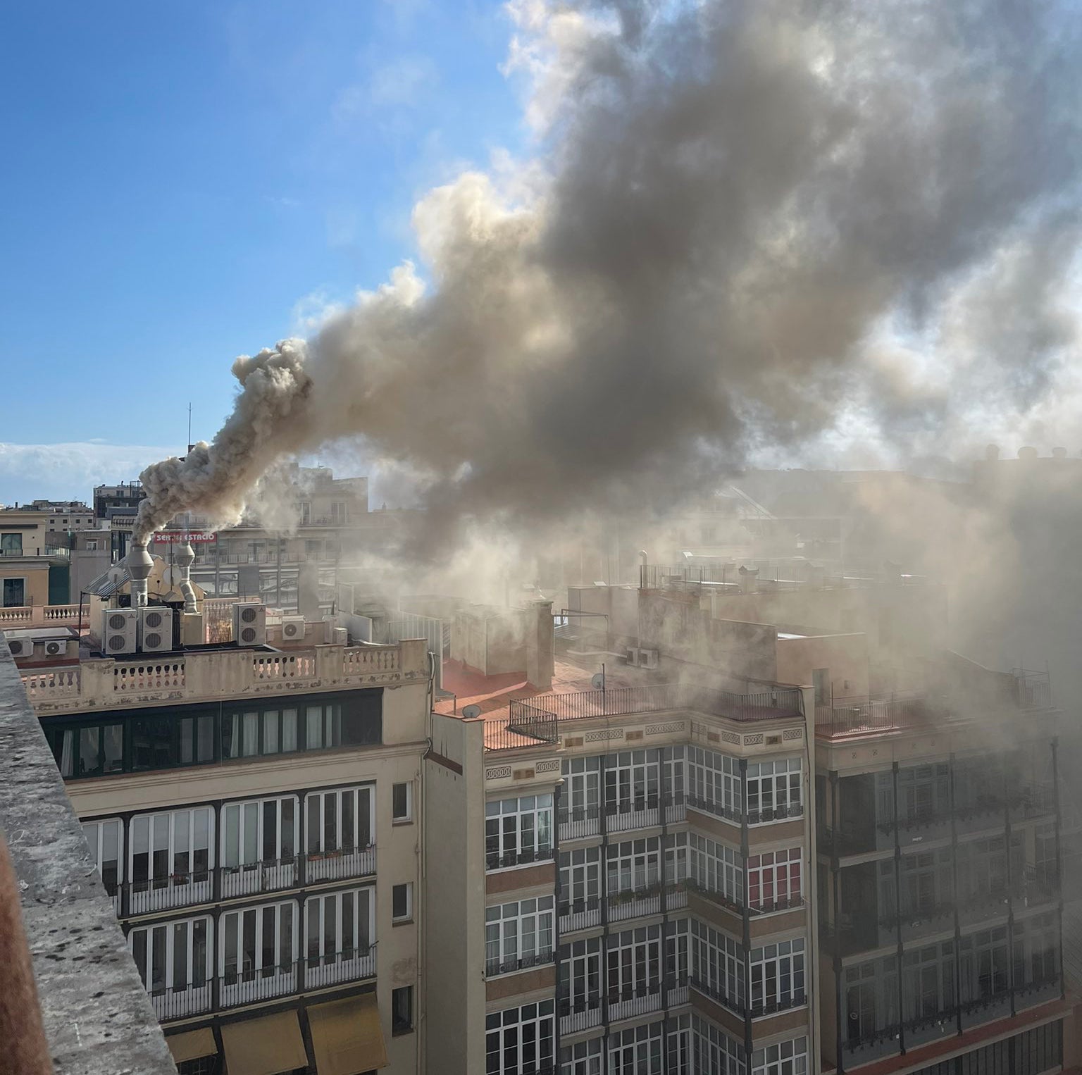 La columna de fum d'aquest incendi era visible des de diversos punts de la ciutat / Twitter (@bluish__)
