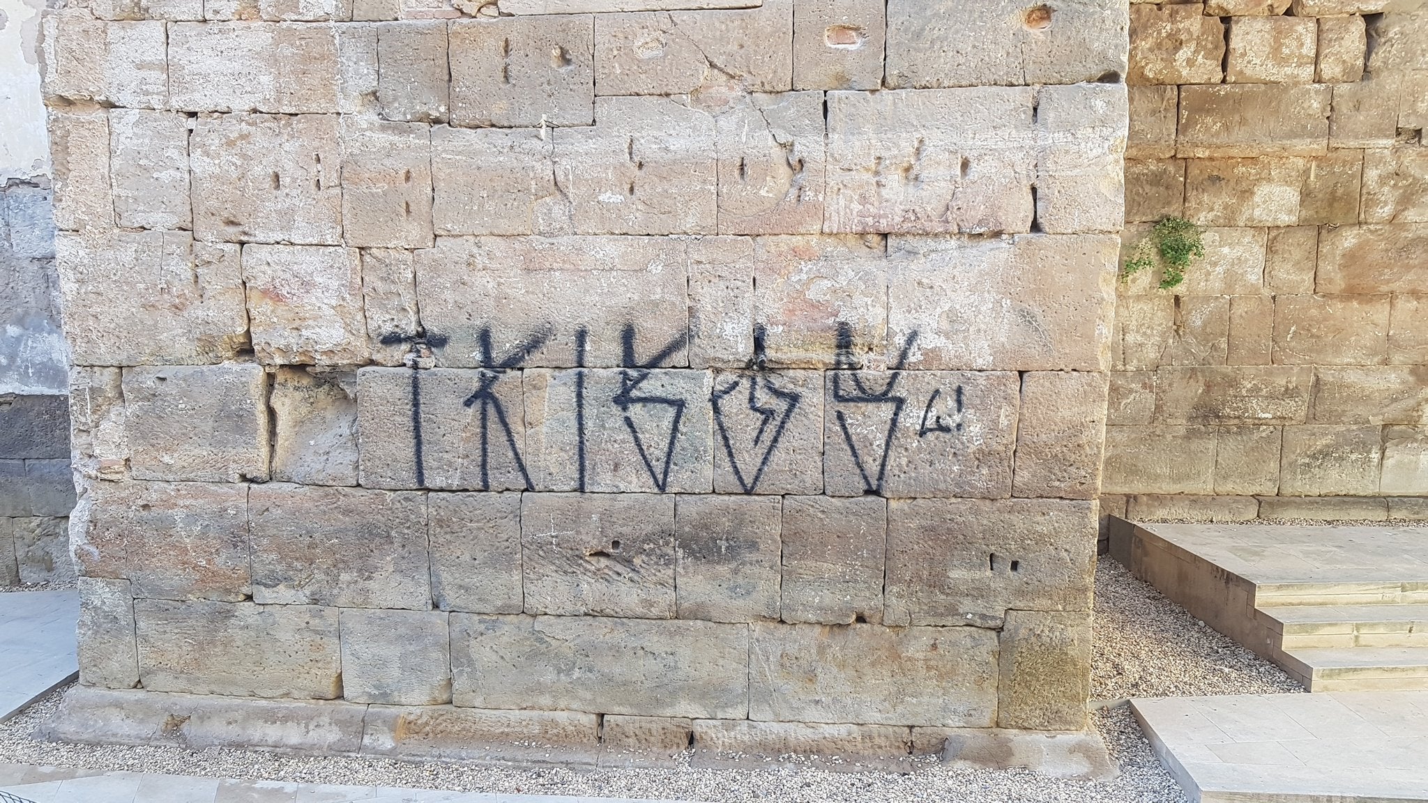 El tram vandalitzat de l'antiga muralla romana de Barcelona / David Martínez (Històries de Barcelona)