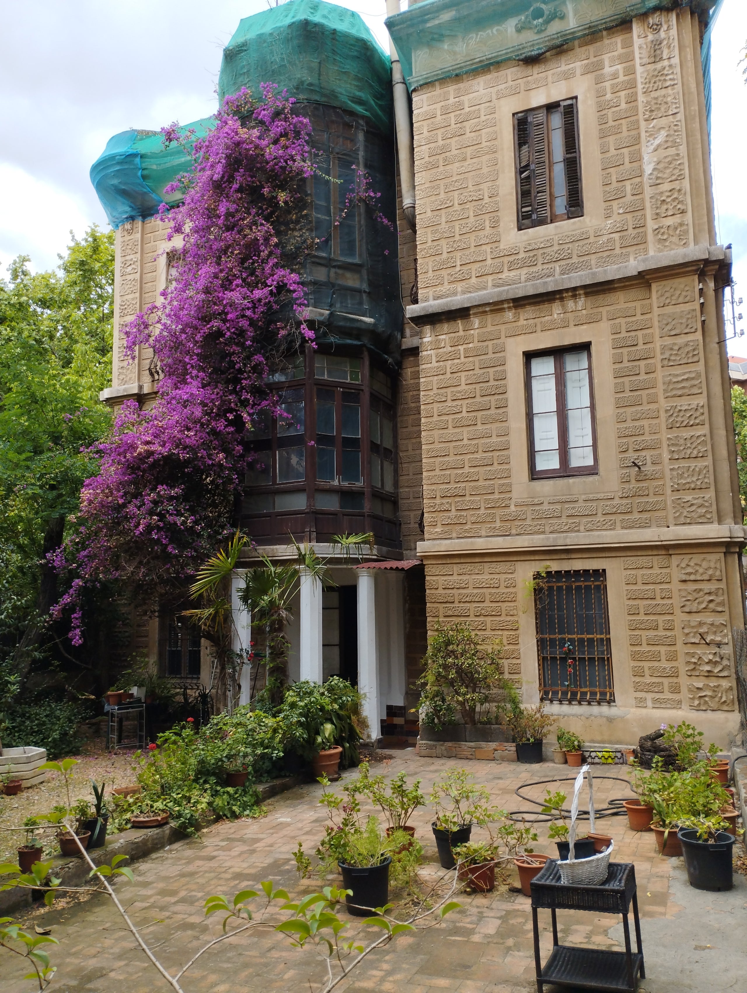 Una fotografia recent del pati de la Casa Urrutia, on es podria construir una nova edificació / Artur Rojas