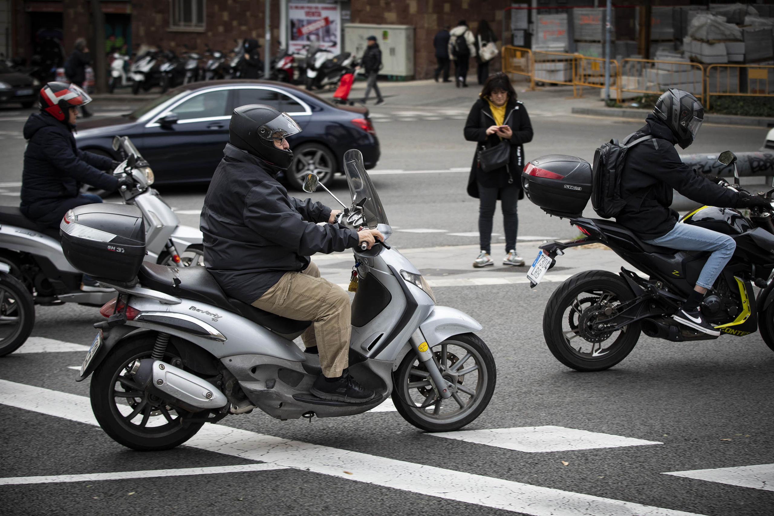 Motocicletes circulen a la ciutat de Barcelona. motos, polució, mobilitat, casc, protecció,