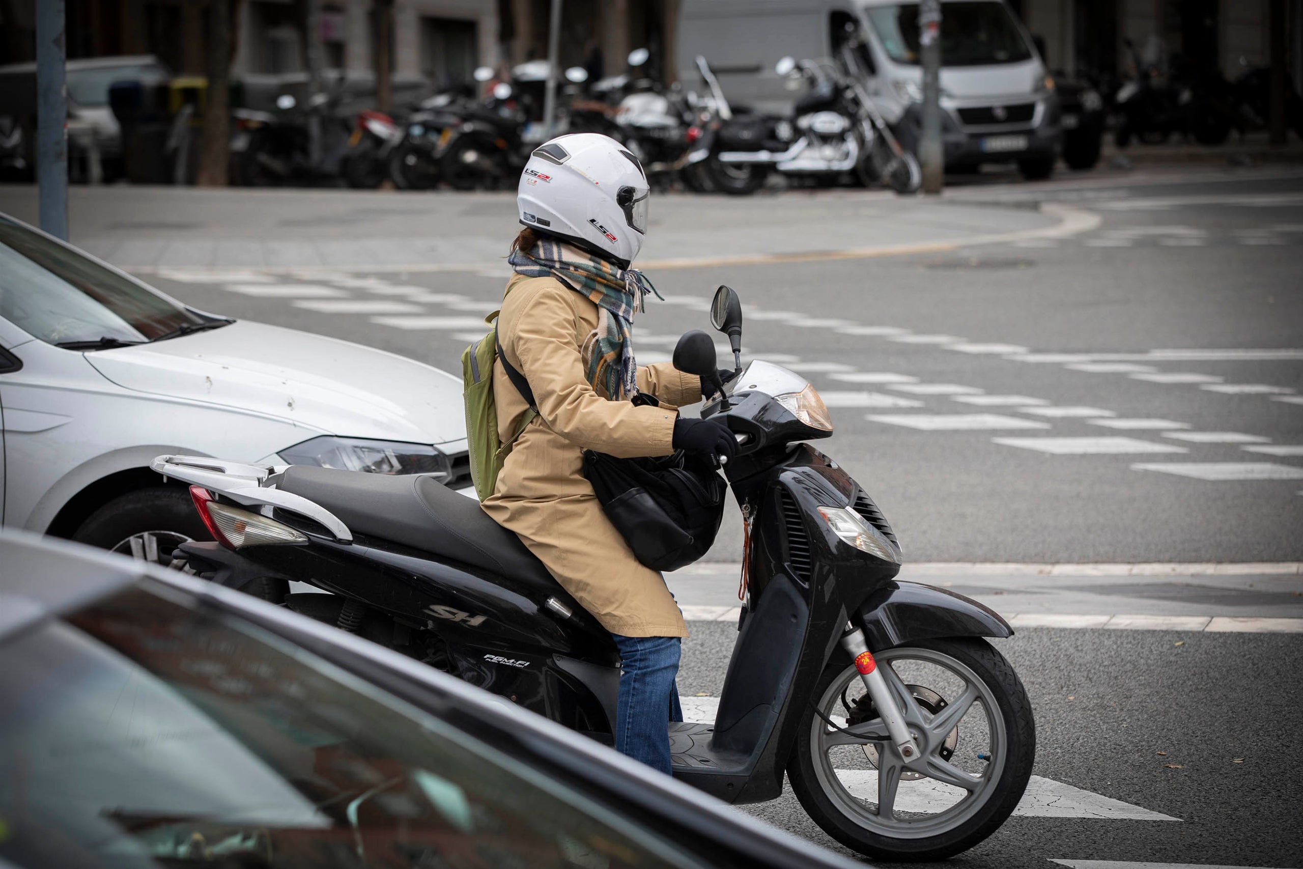 Una motocicleta circula a la ciutat de Barcelona en una imatge d'arxiu / Jordi Play