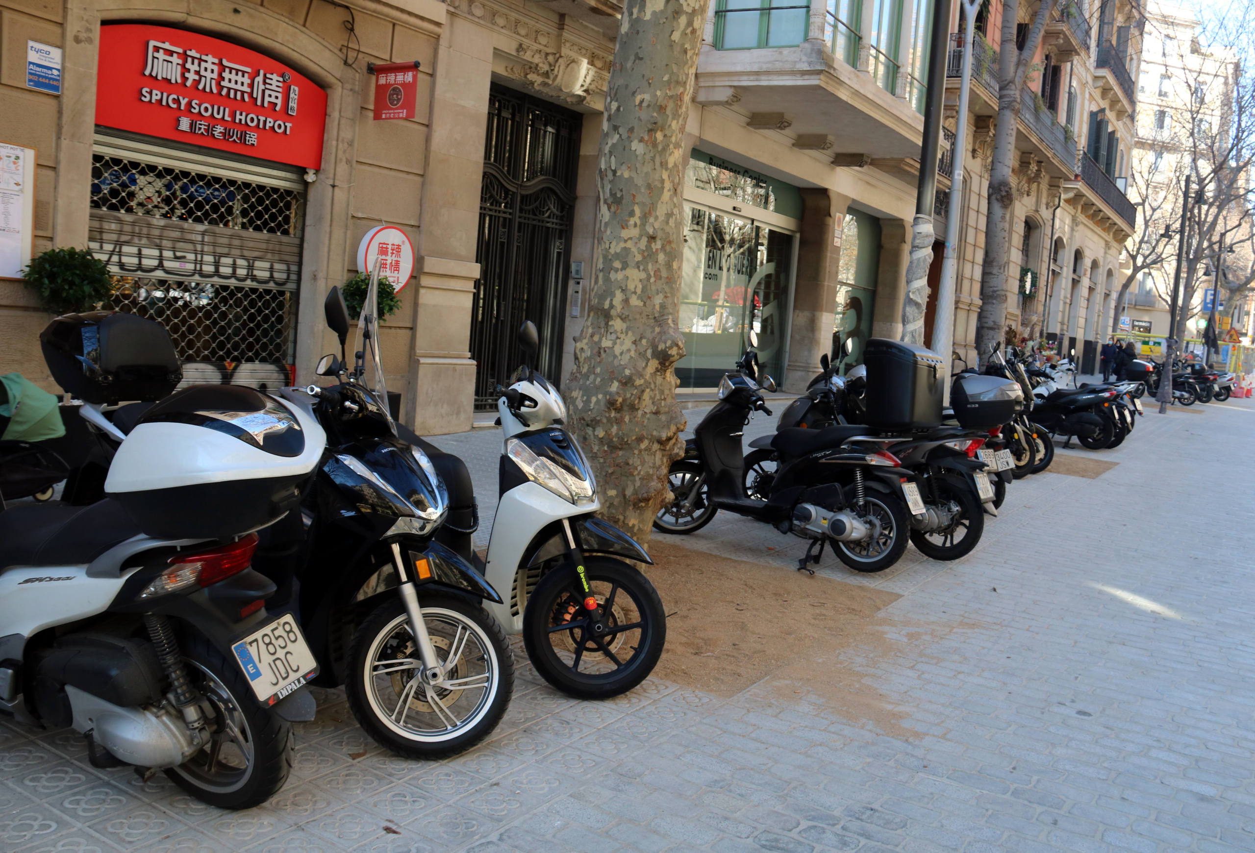 Motos aparcades en el tram pacificat del carrer de Girona / ACN