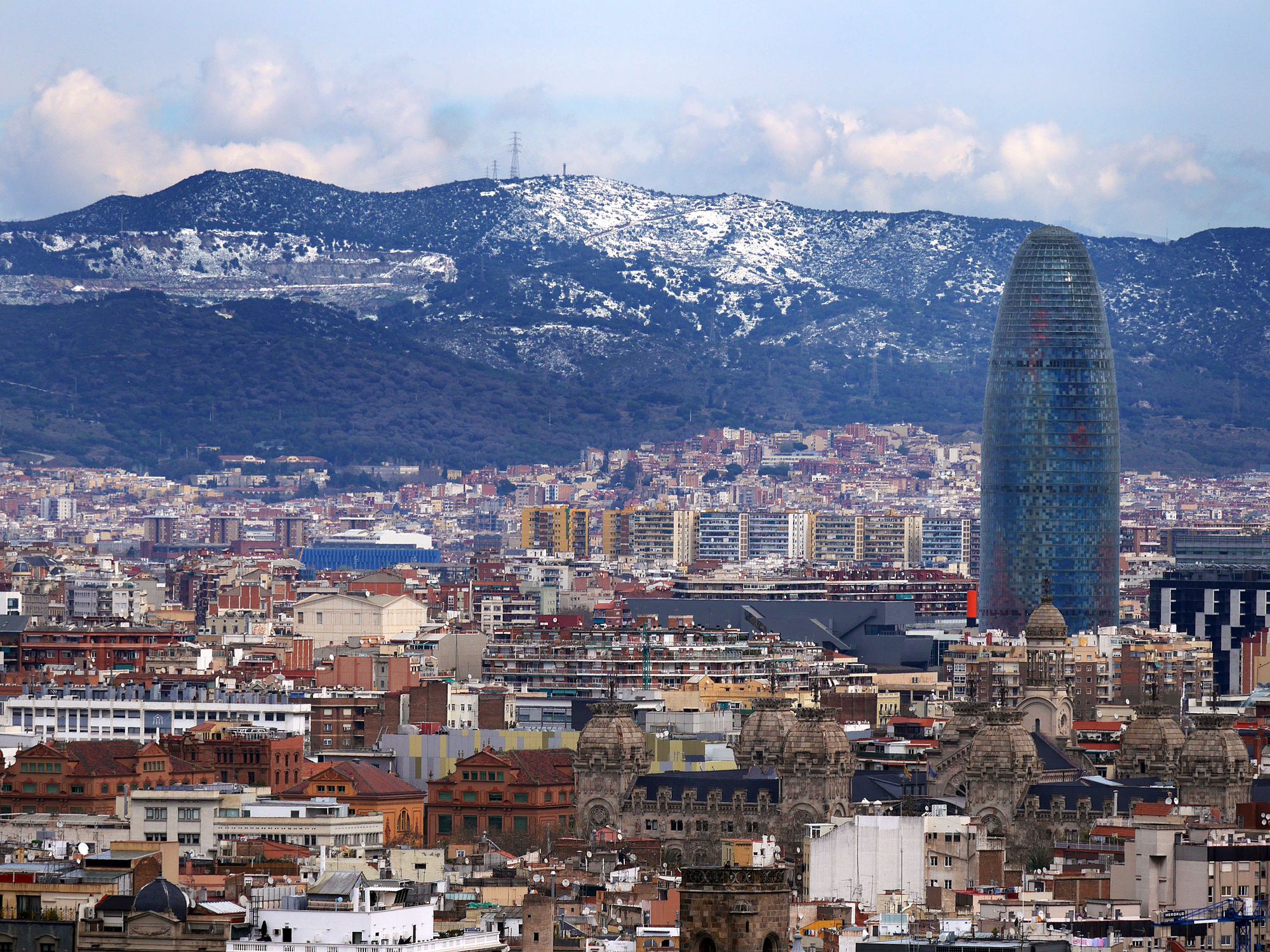 Imatge d'arxiu de Barcelona amb el fons nevat / Ajuntament