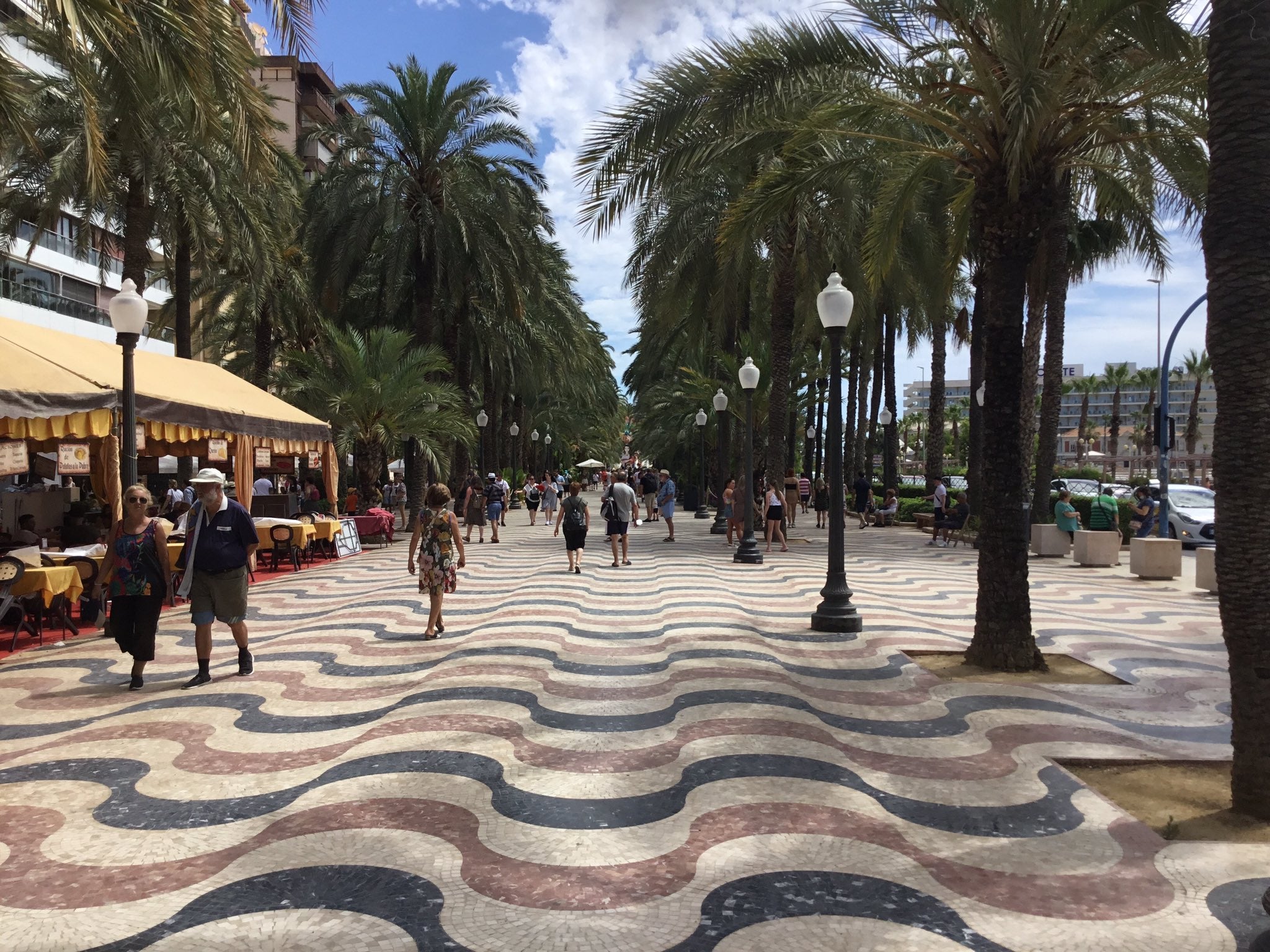 El pavimento del paseo del Esplenada de Alicante (Comunidad Valenciana) / Twitter: @javiersellers71