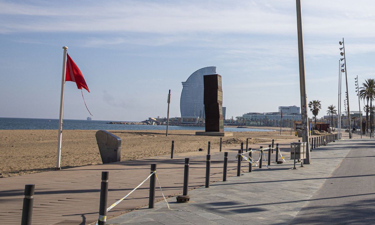 Està prohibit banyar-se mentre estigui la bandera vermella a la platja | Ajuntament