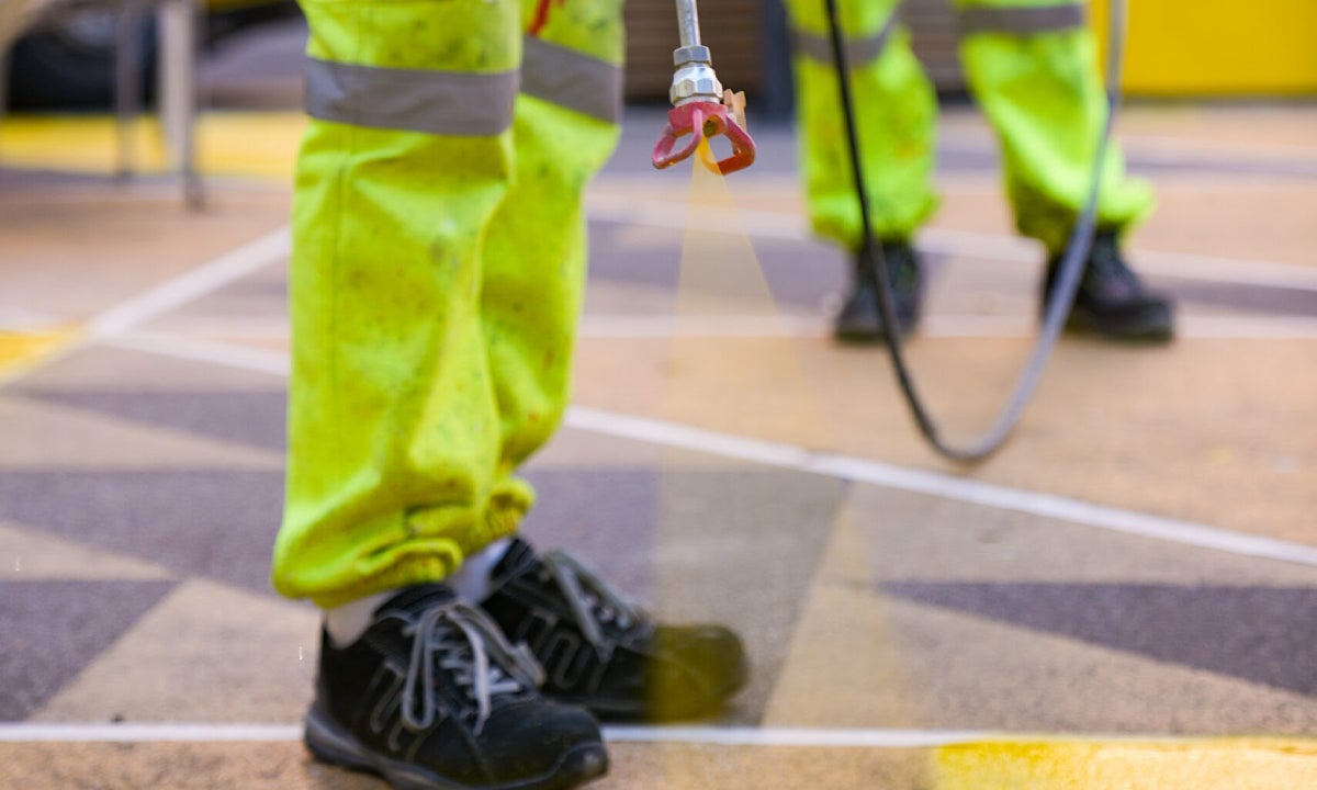 Operaris estan repintant les zones vandalitzades i la calçada | Ajunrament