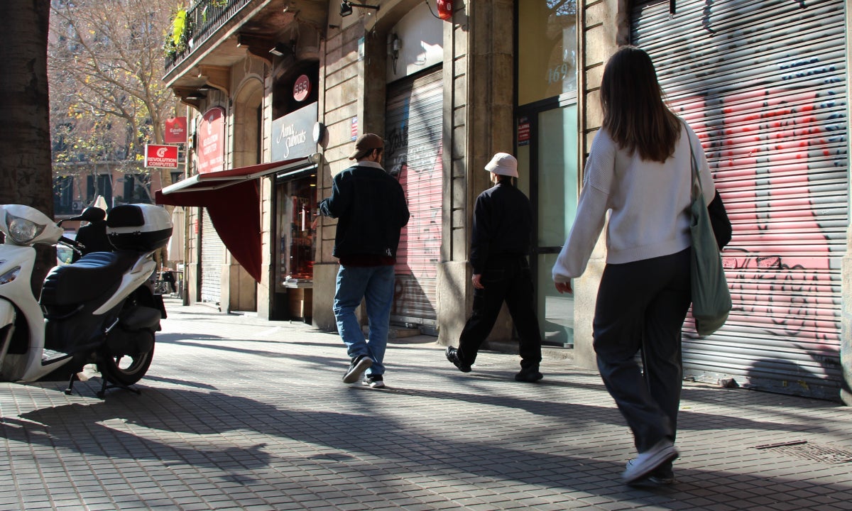 Veïns de Sant Antoni passegen pel carrer de Sepúlveda en una imatge d'arxiu | TOT Barcelona