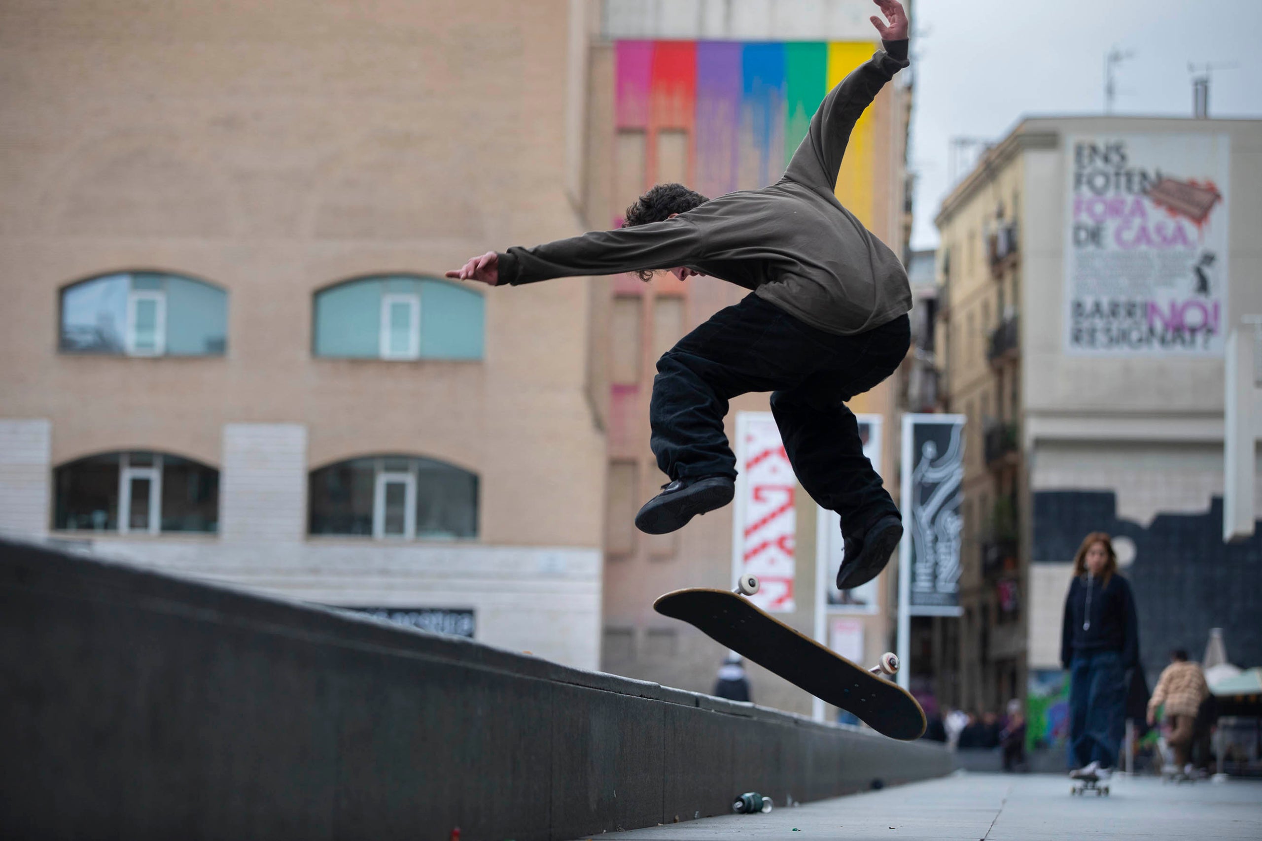 Skaters a la plaça dels Àngels, davant del MACBA. esport urbà soroll convivència veïnal, ciutat vella