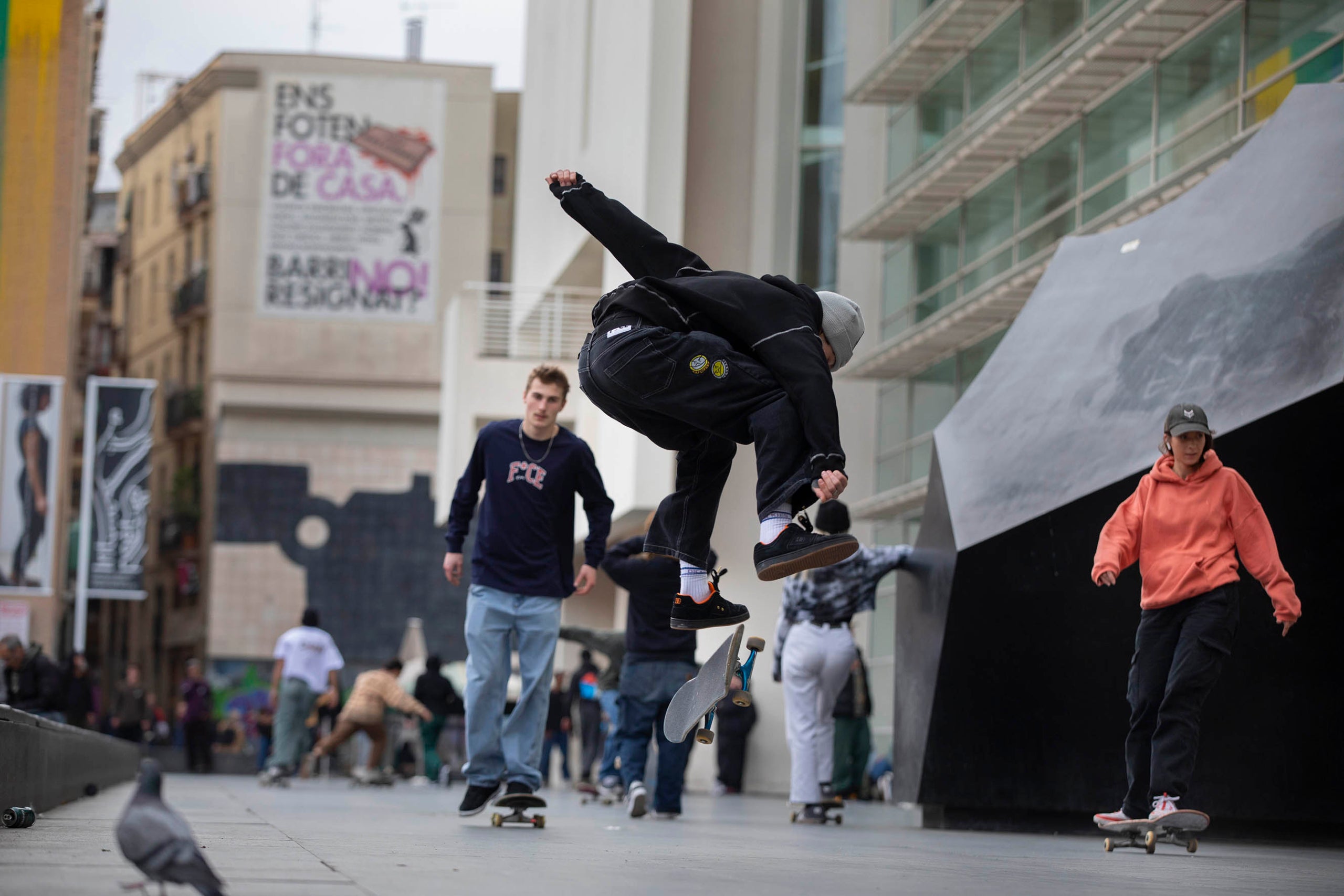 Skaters a la plaça dels Àngels, davant del MACBA. esport urbà soroll convivència veïnal, ciutat vella