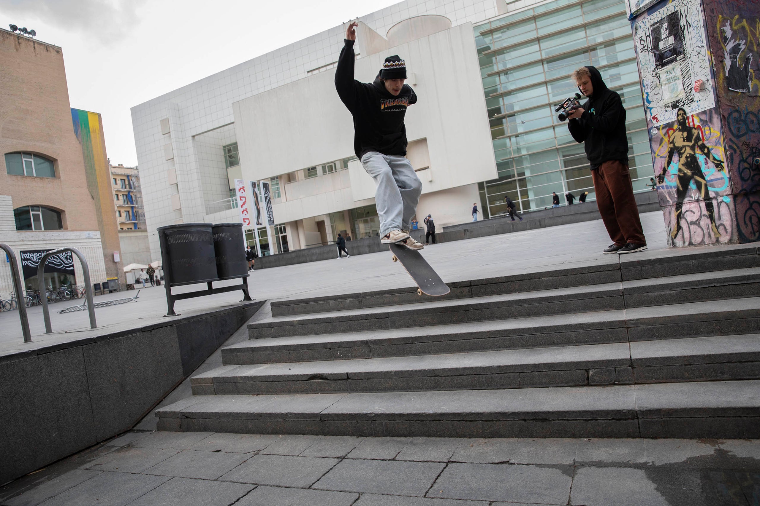 'Skaters' a la plaça del MACBA, el 2023 / JORDI PLAY