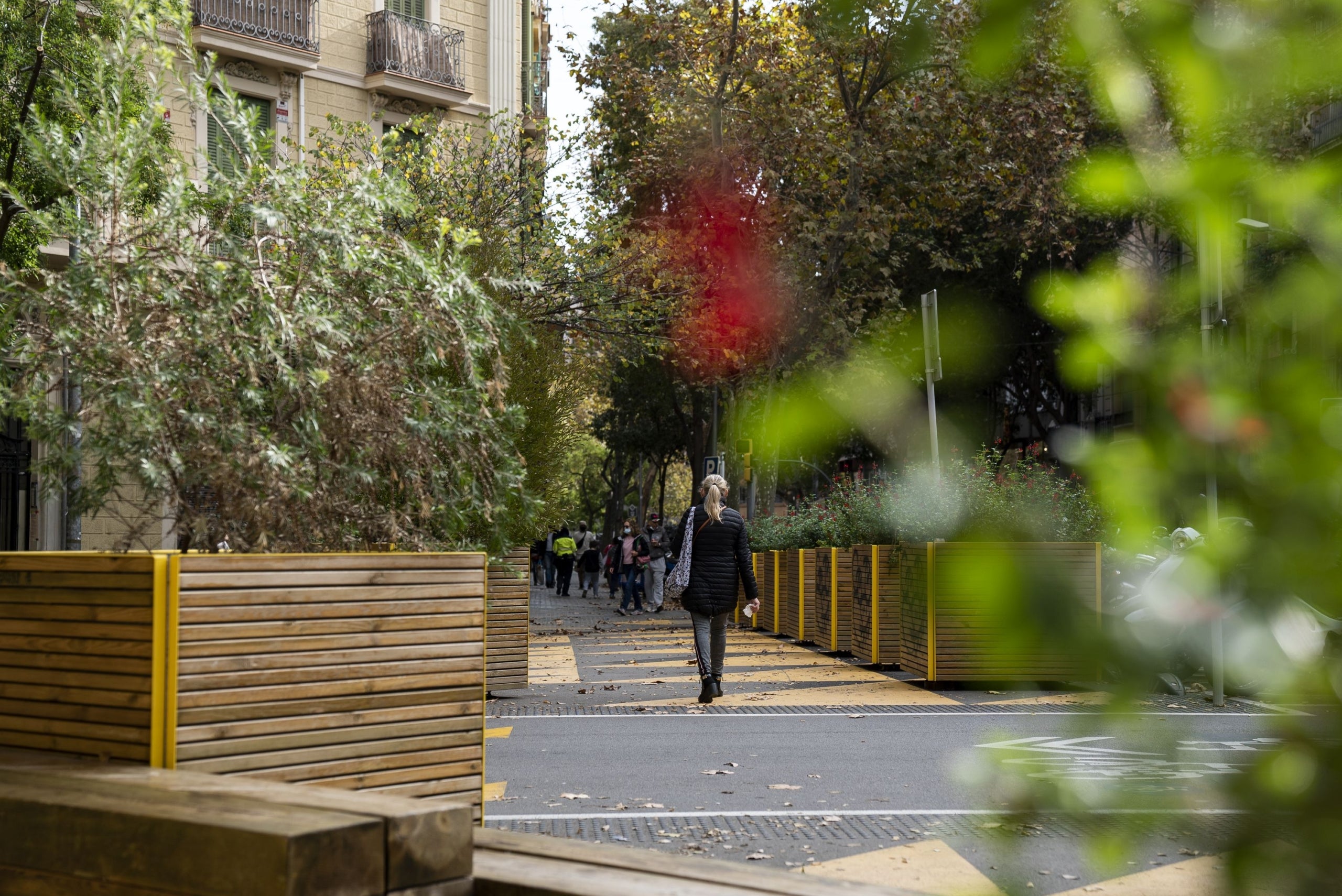 Una veïna camina per un carrer de Sant Antoni, ara al centre de la polèmica | Mariona Gil