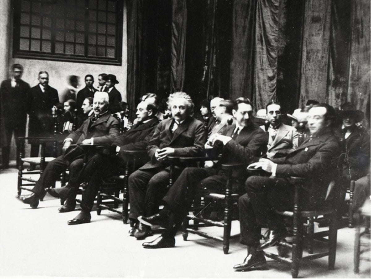 Einstein, al centre, durant l'acte realitzat a l'Escola Industrial el 28 de febrer de 1923 | UPC