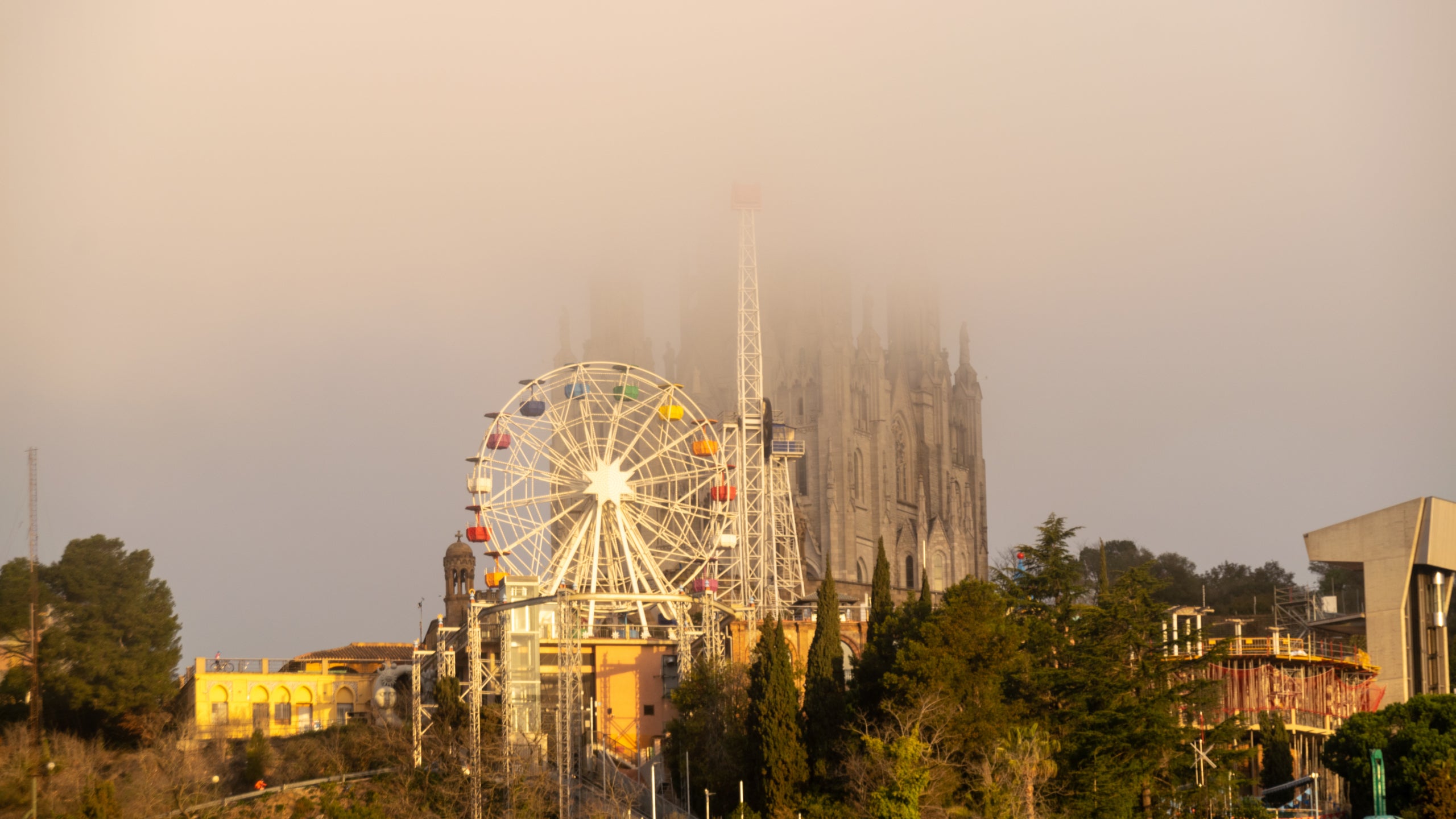 La cumbre del Tibidabo se ha visto afectado por este fenómeno / Alfons Puertas