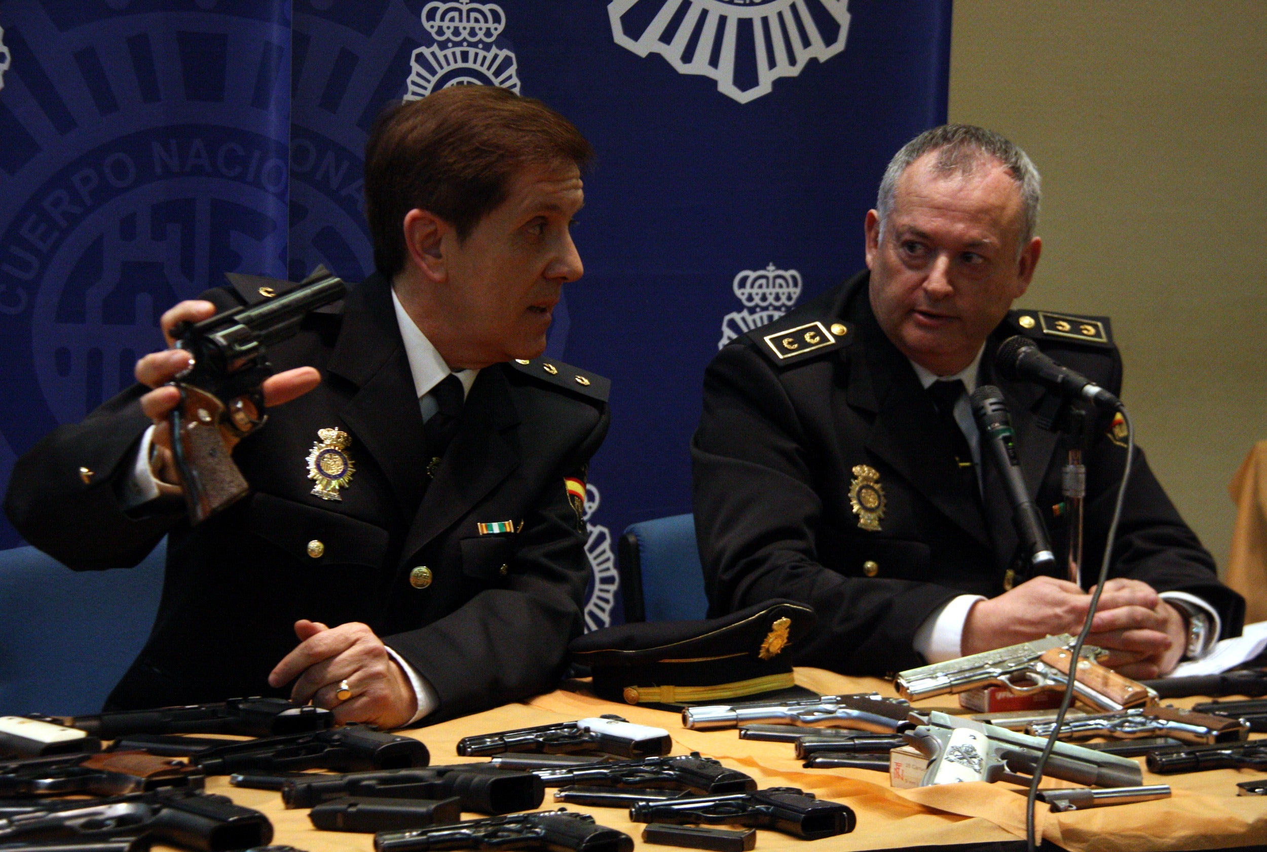 Els caps de la policia, el dia de la detenció de la familia amb les armes confiscades/Maria Belmez