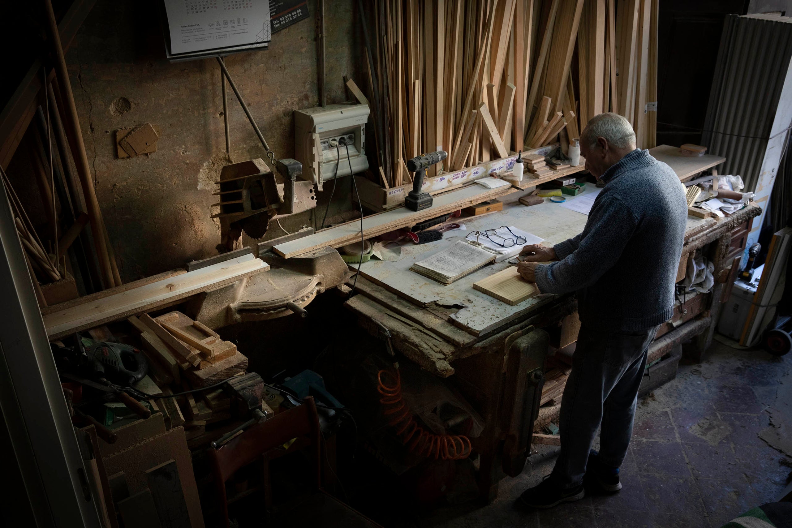 Daniel Ribes trabajando la carpintería / Jordi Play