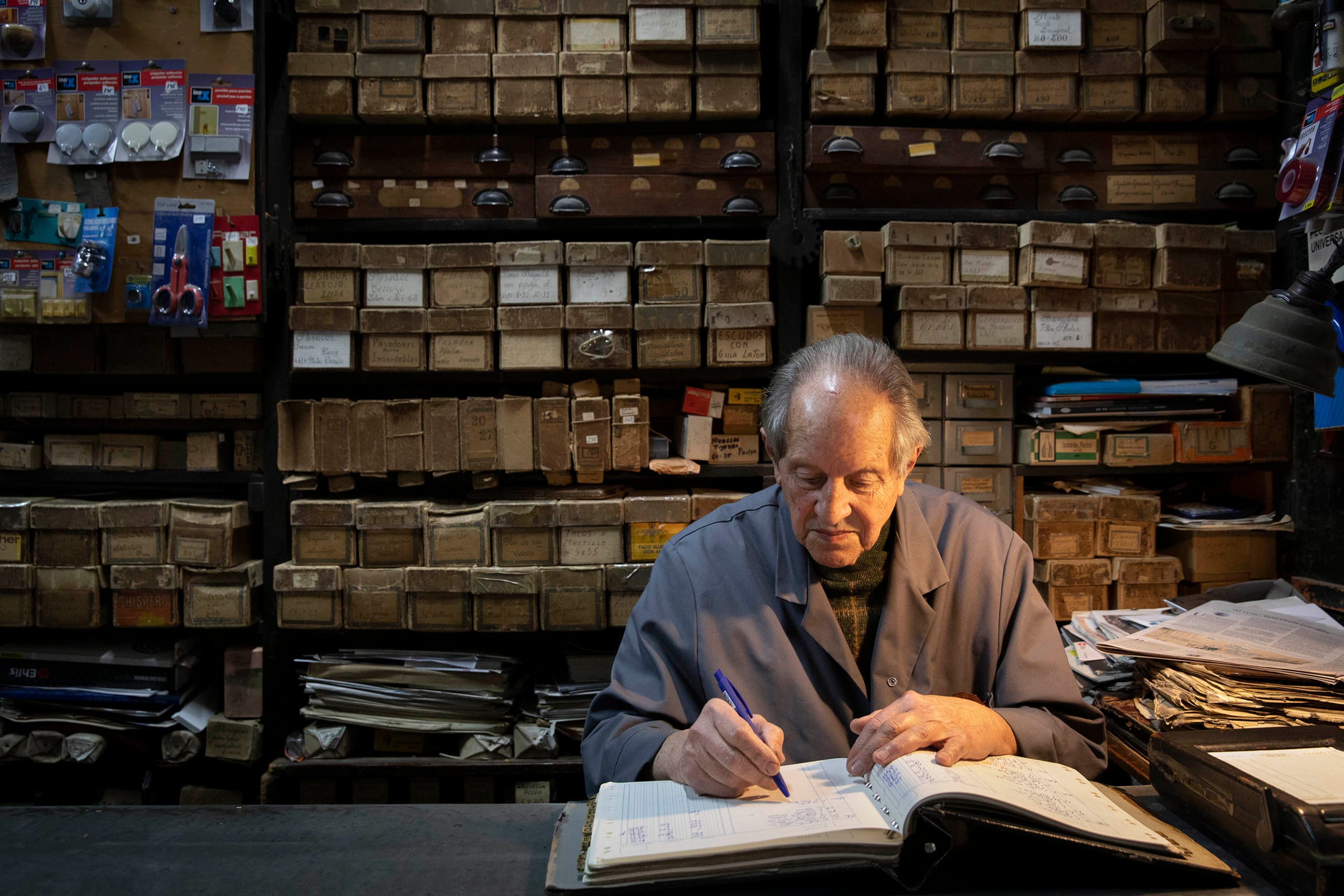 Els comerços tradicionals malden per sobreviure davant l'onada de cadenes i la crisi econòmica
