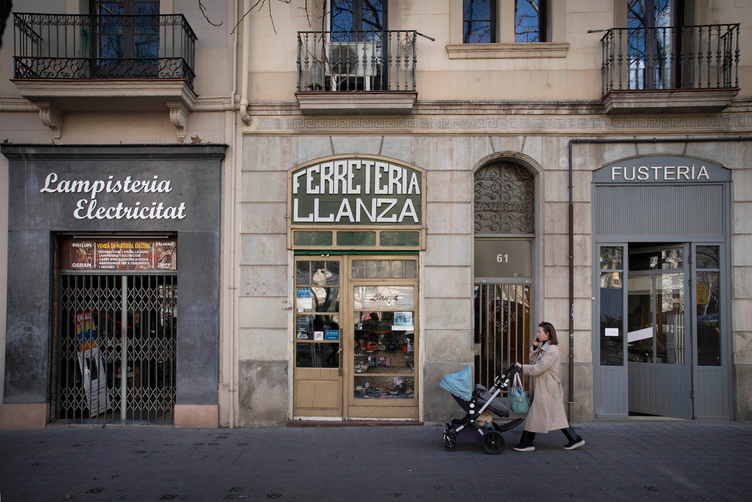 Al passeig Sant Joan hi ha tres comerços tradiconals que sobreviuen un al costat de l'altre | Jordi Play
