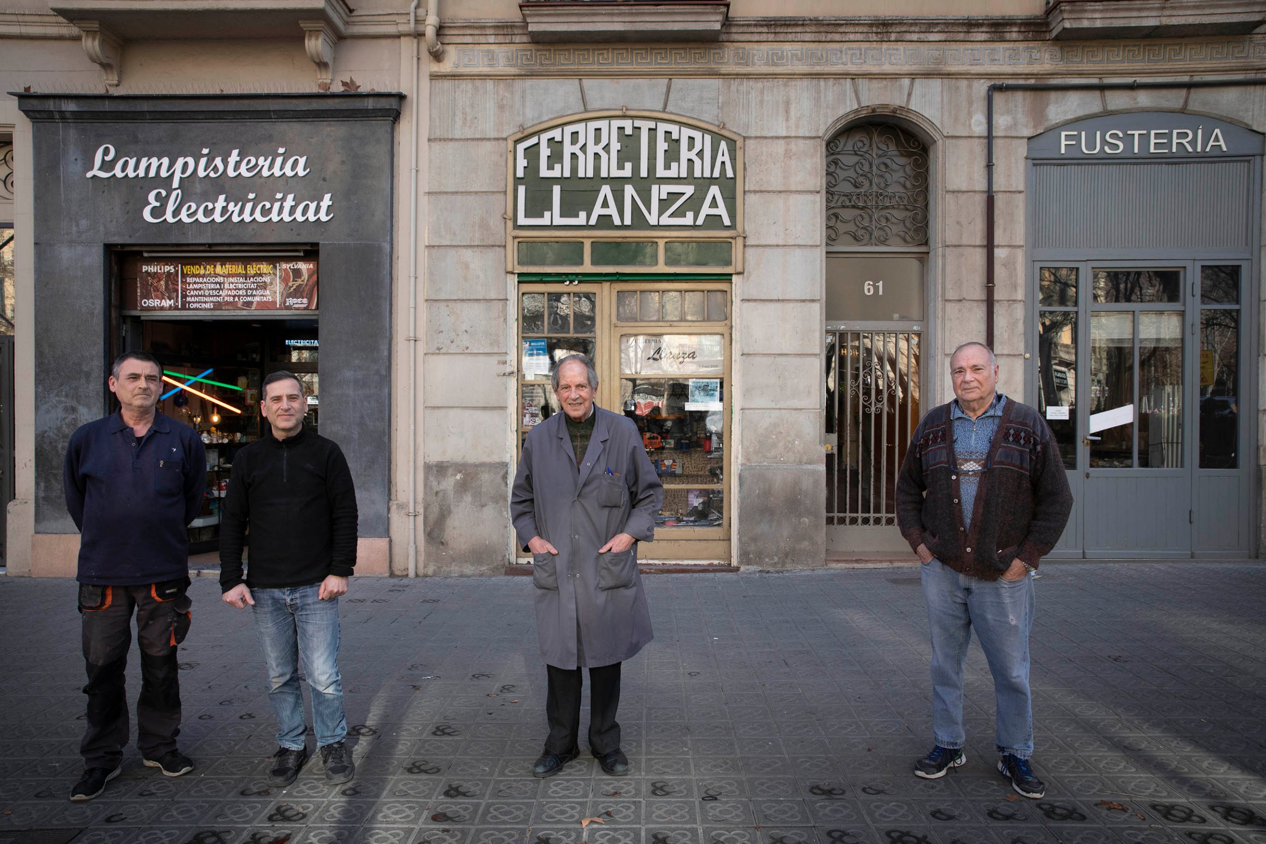 Daniel Ribes, de la Fusteria Ribes; Jaume Llanza, de la Ferreteria Llanza i Antonio i Paco Sáez, de la lampisteria Sáez; davant dels tres establiments / Jordi Play
