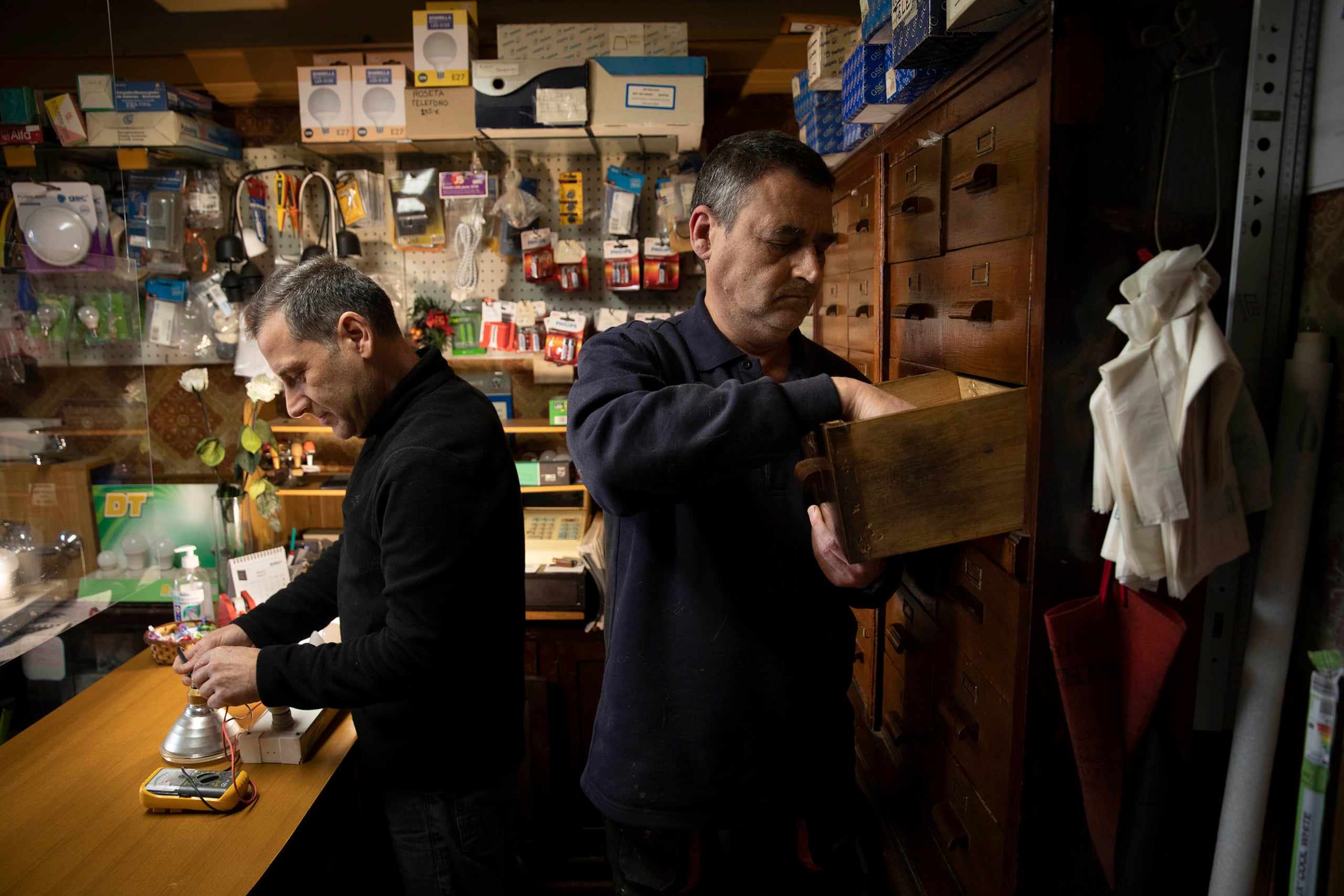 Antonio y Paco Saez empezaron a trabajar a la fontanería cuando eran adolescentes / Jordi Play