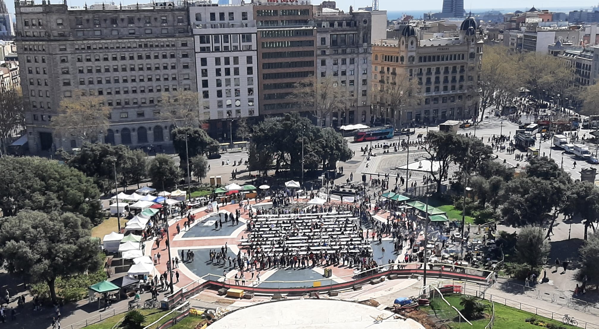 Centenars de persones han assistit a la calçotada / Coordinadora de Mercats de Pagès