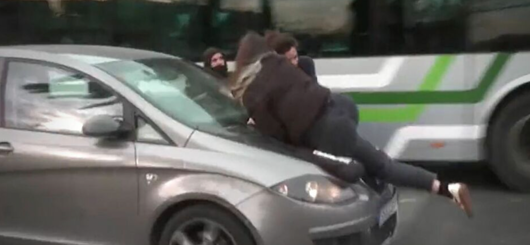La conductora ha arrossegat dues manifstants 