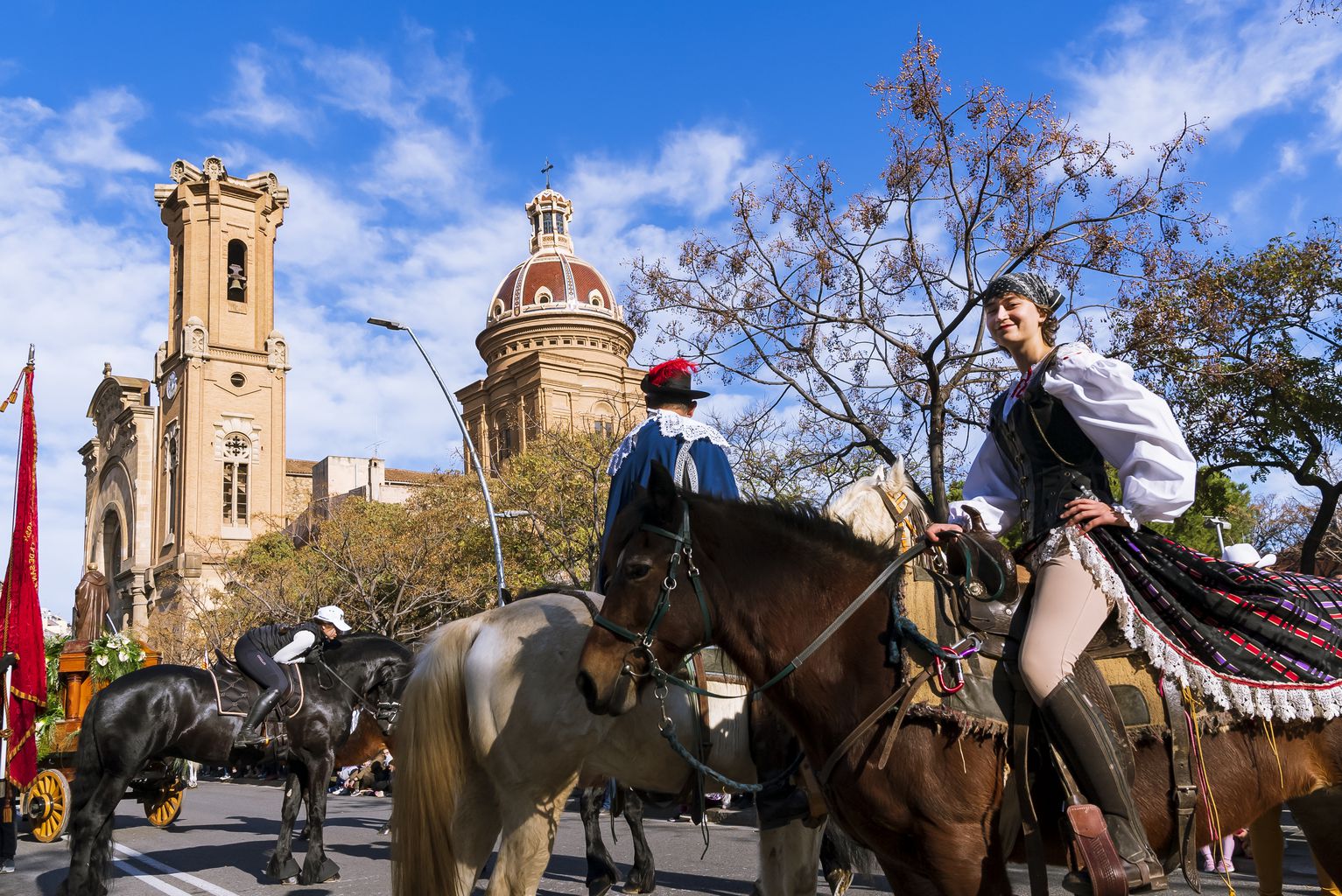 L'església de Sant Andreu de fons durant els Tres Tombs | Josebel Tinoco, Ajuntament