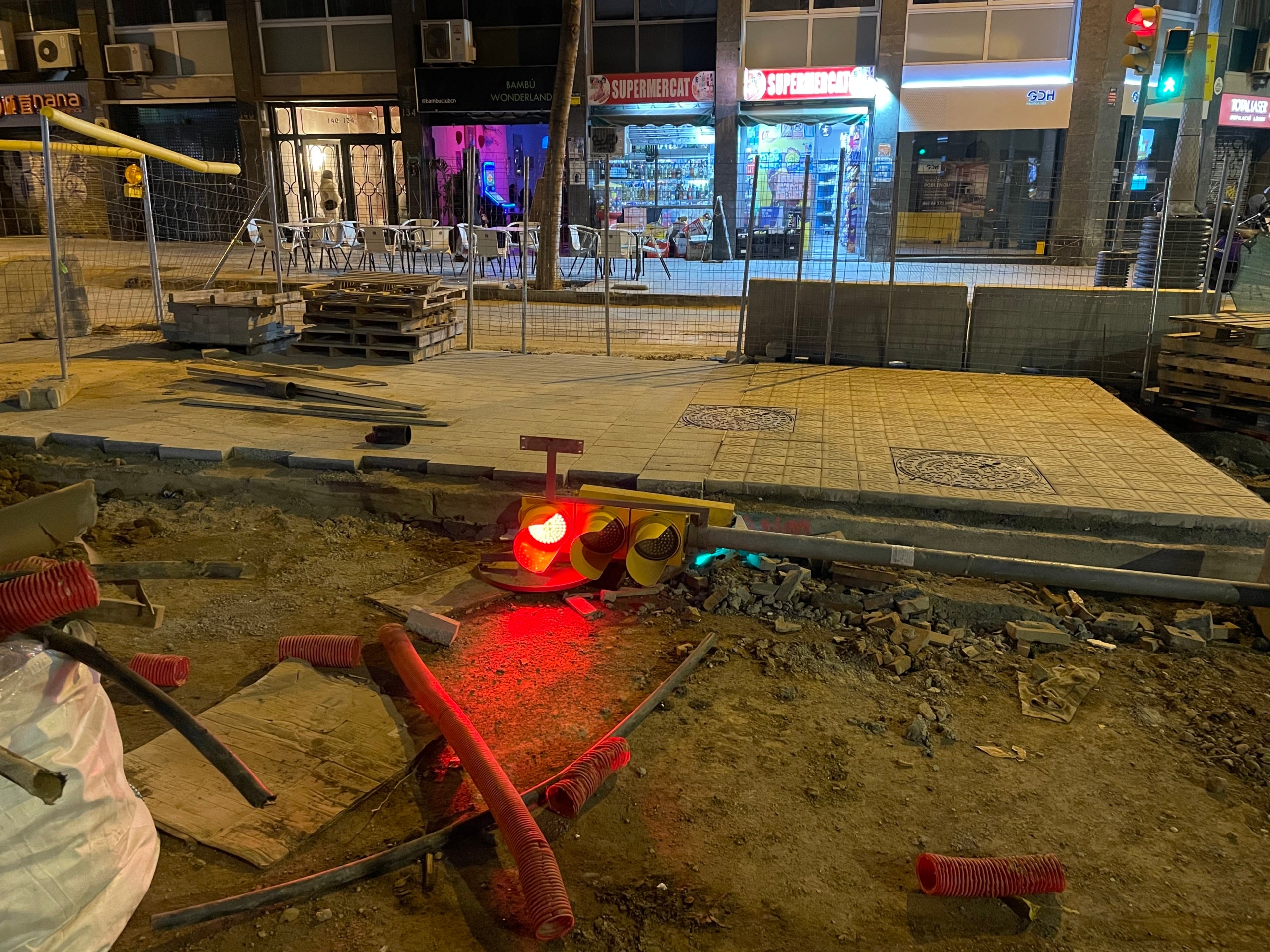 El semàfor està ubicat a la cruïlla entre el carrer de la Diputació i el carrer del Comte Borrell / TOT Barcelona