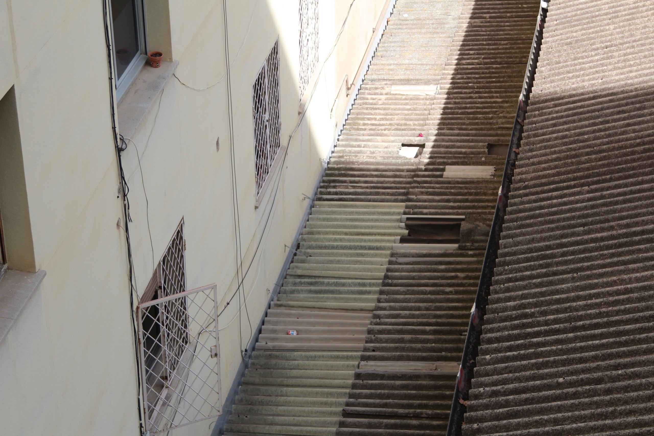 Detall d'una coberta d'amiant de l'Eixample en una imatge d'arxiu / A.R.