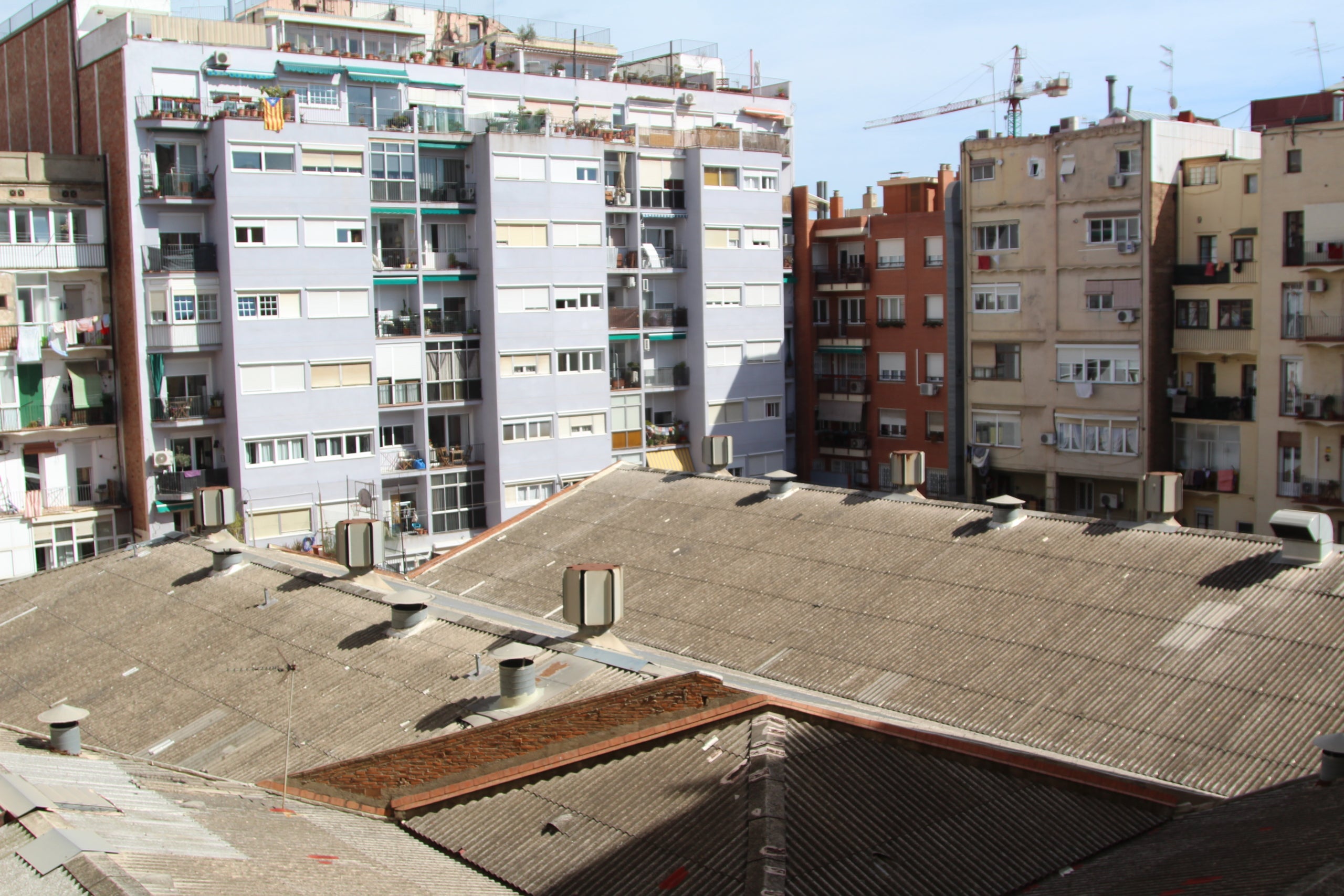 Gairebé una vintena de finques tenen finestres o terrasses que donen directament a la coberta d'amiant / A.R. 