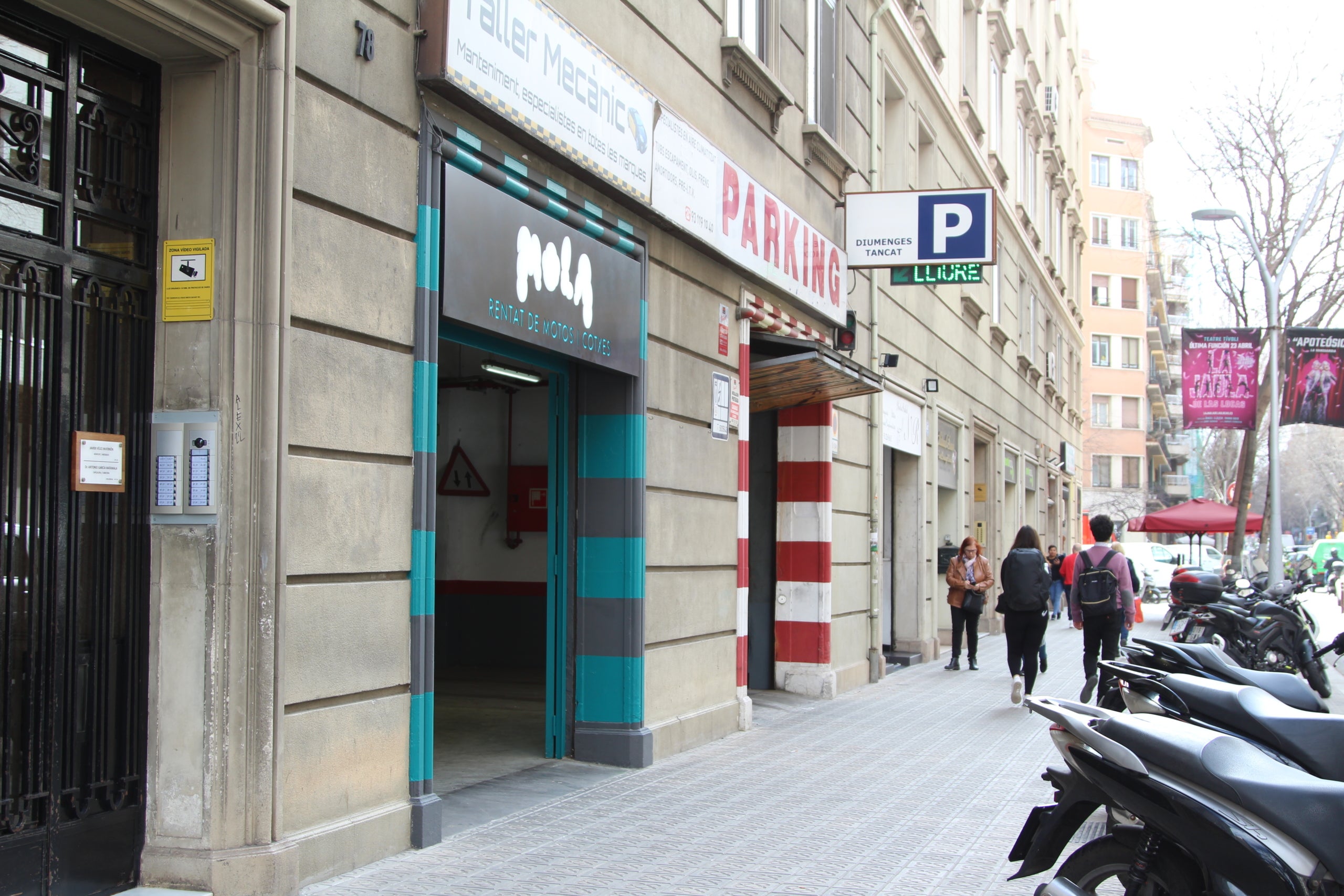 L'entrada principal del pàrquing on es troba una part de la coberta d'amiant / A.R.