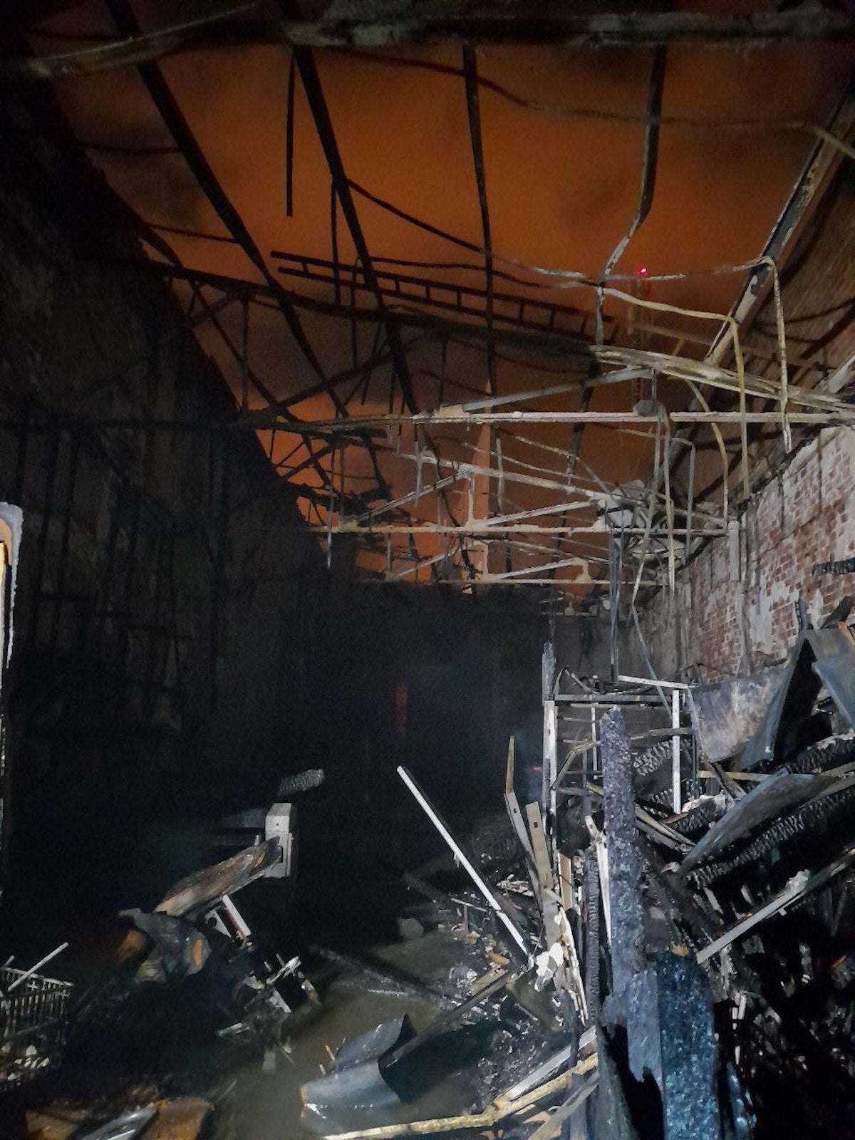 Imatge de la nau industrial després de l'incendi / Bombers de Barcelona