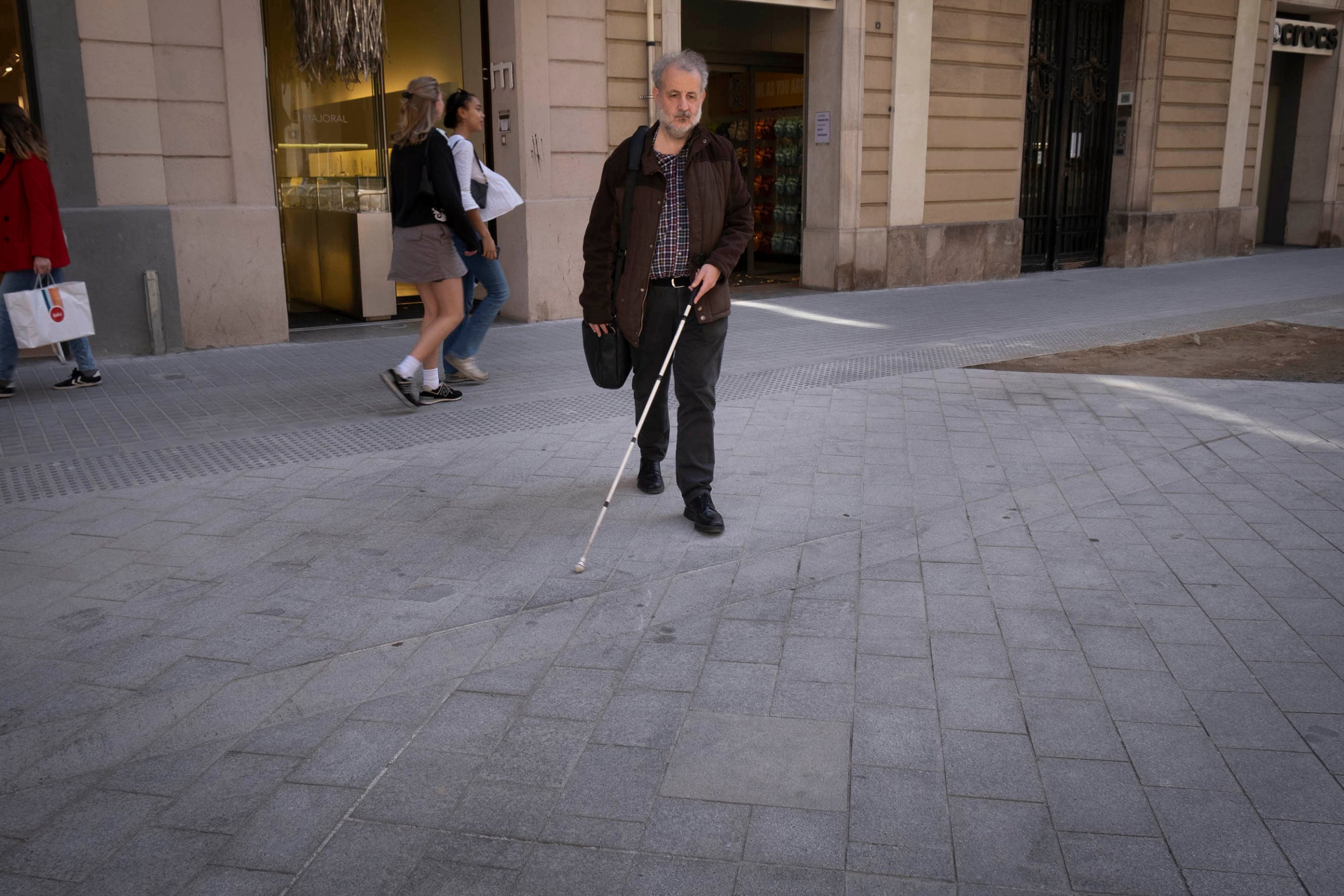 Els problemes dels invidents i les superilles. En Joan Heras explica la problemàtica de la plataforma única al passeig de Gràcia i carrer Consell de Cent. cec, vista, bastó, sentits, arquitectura urbana friendly