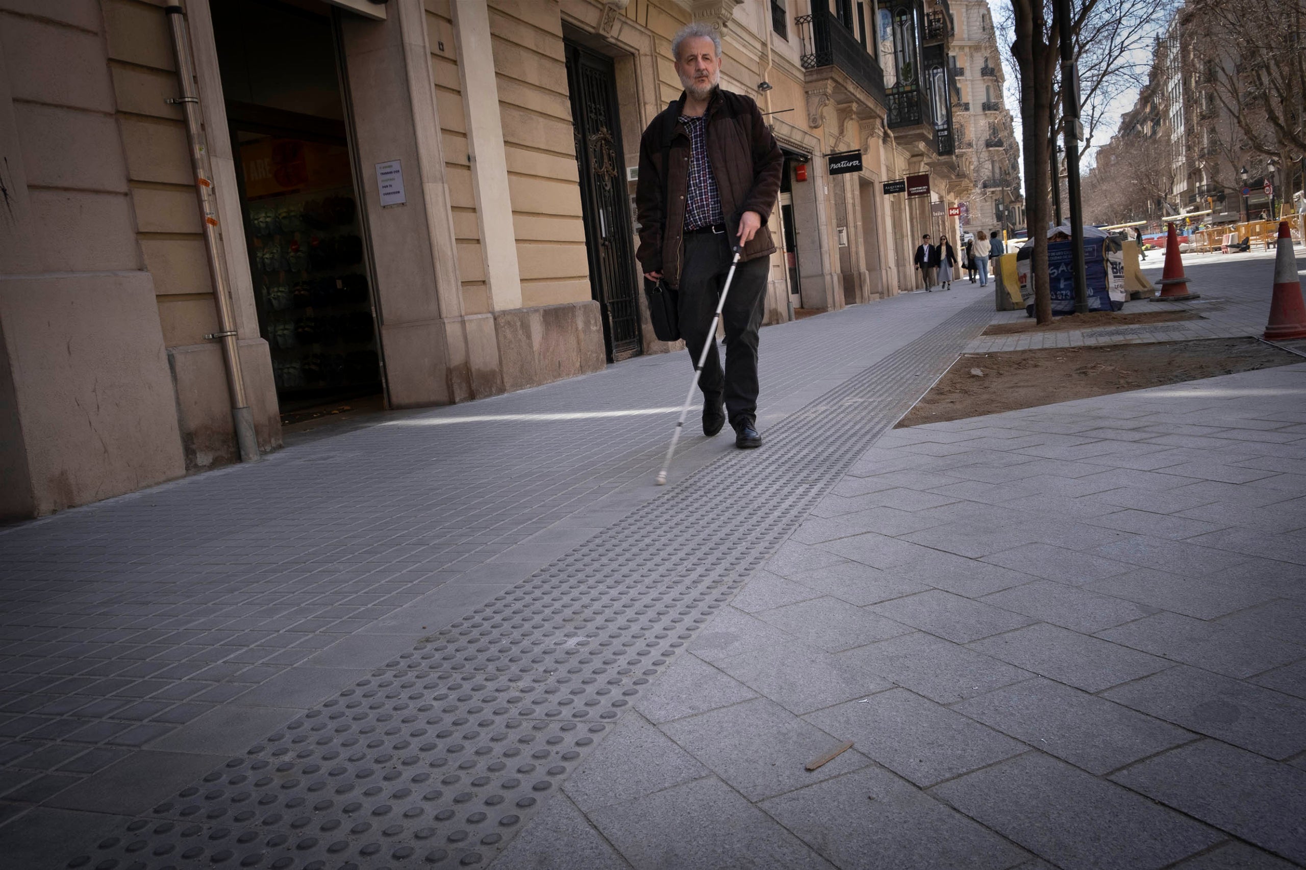 Els problemes dels invidents i les superilles. En Joan Heras explica la problemàtica de la plataforma única al passeig de Gràcia i carrer Consell de Cent. cec, vista, bastó, sentits, arquitectura urbana friendly