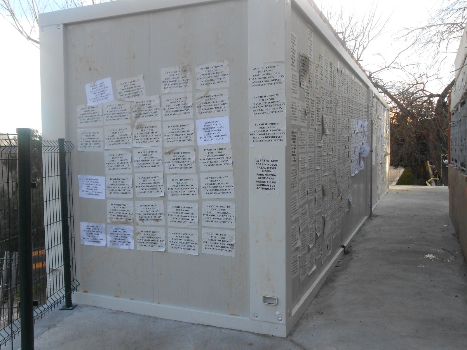 Fa unes setmanes van aparèixer cartells de protesta penjats als contenidors / Cedida
