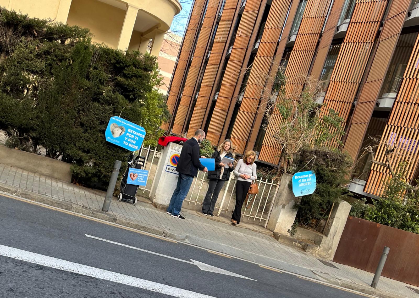 Una de les accions que han fet davant d'una clínica del barri de Sant Gervasi - la Bonanova / Cedida