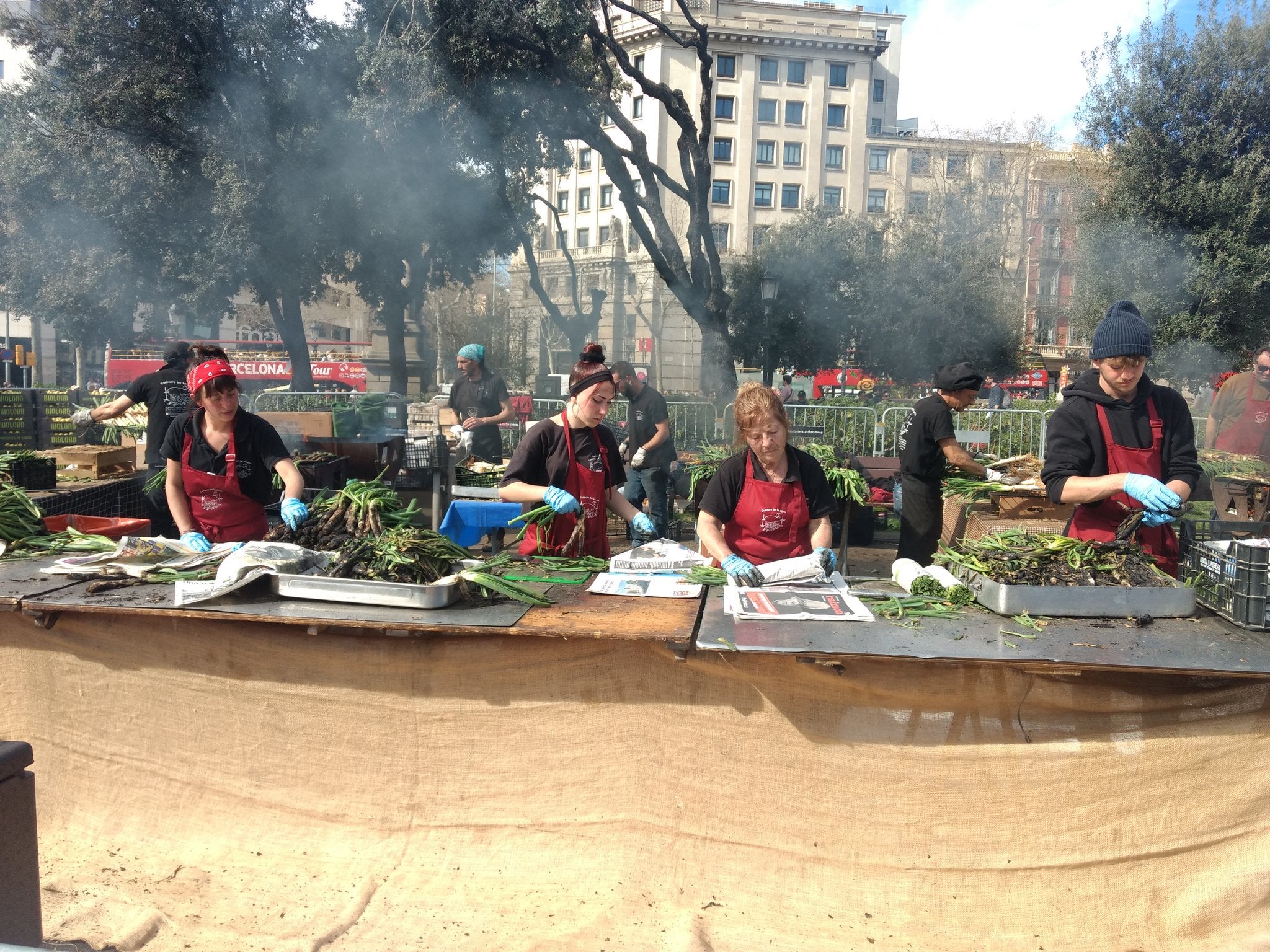 Un moment de la preparació de la calçotada d'aquest diumenge / Twitter: @LaCoordiCat