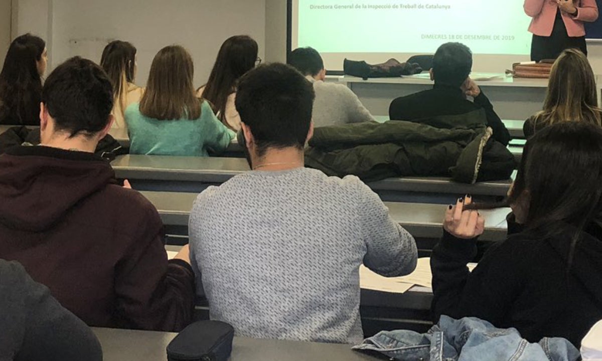 Uns estudiants a la Facultat de Dret | @Dret_UB