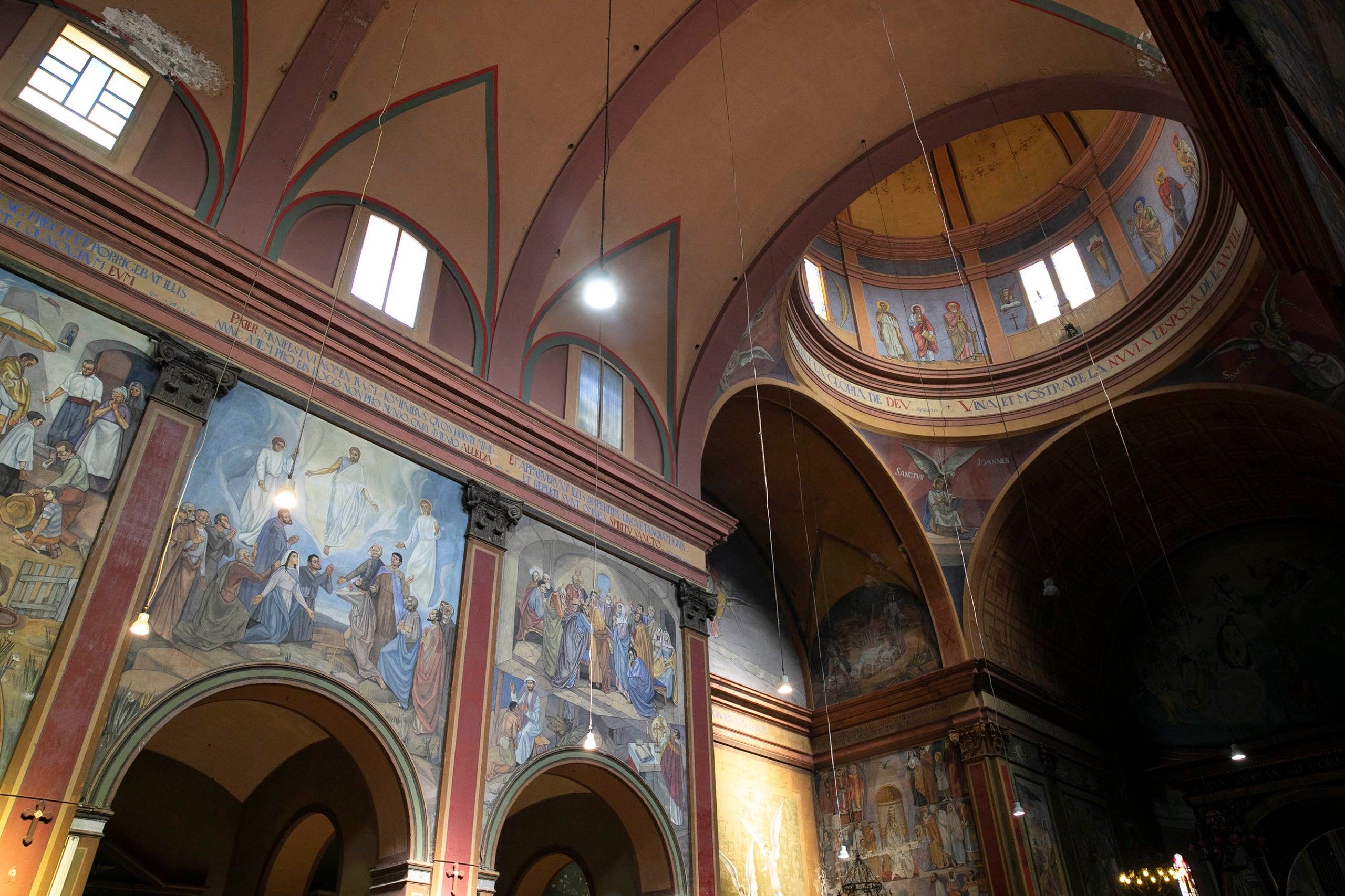 Mal estat de conservació de la cúpula interior de l'església de Sant Andreu del Palomar.