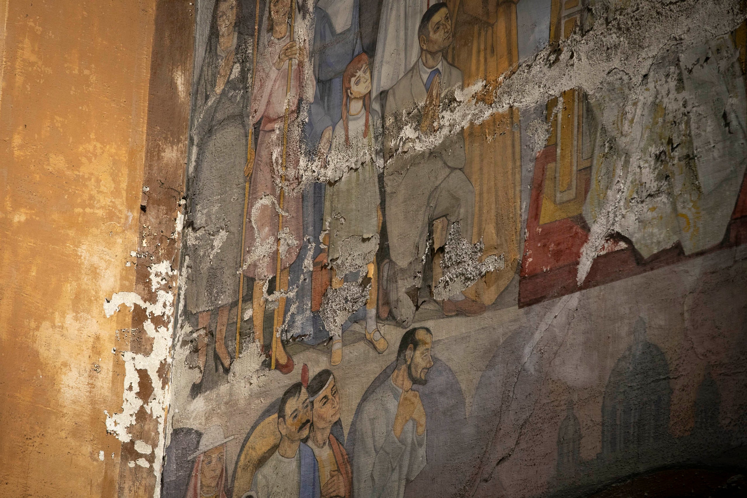 Mal estat de conservació de la cúpula interior de l'església de Sant Andreu del Palomar. Pintures de Josep Verdaguer