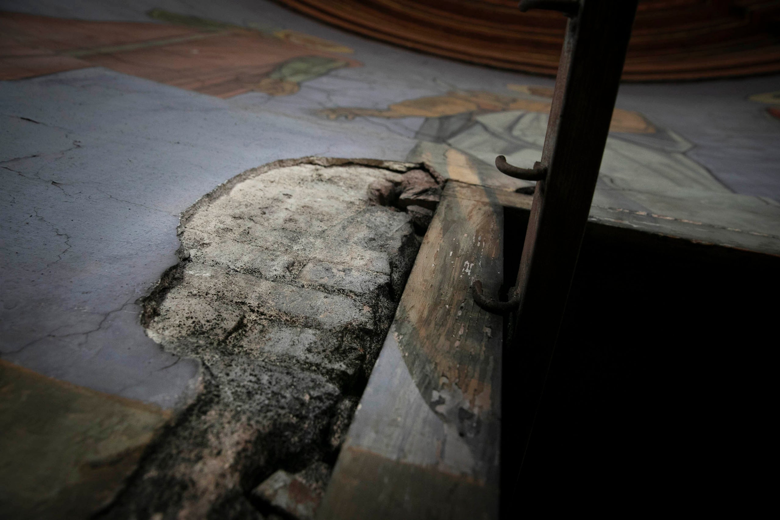 Mal estat de conservació de la cúpula interior de l'església de Sant Andreu del Palomar.