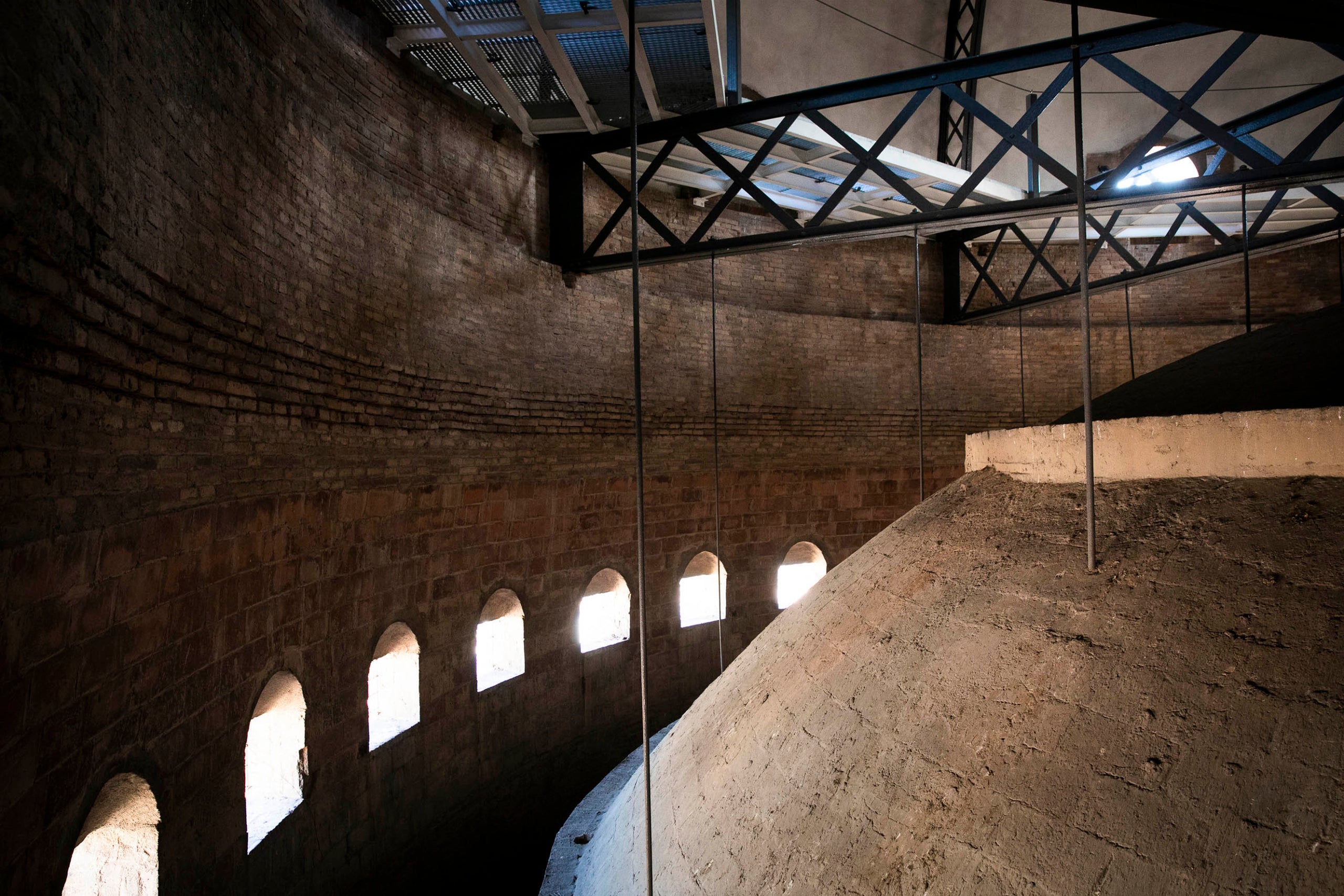 Mal estat de conservació de la cúpula interior de l'església de Sant Andreu del Palomar.