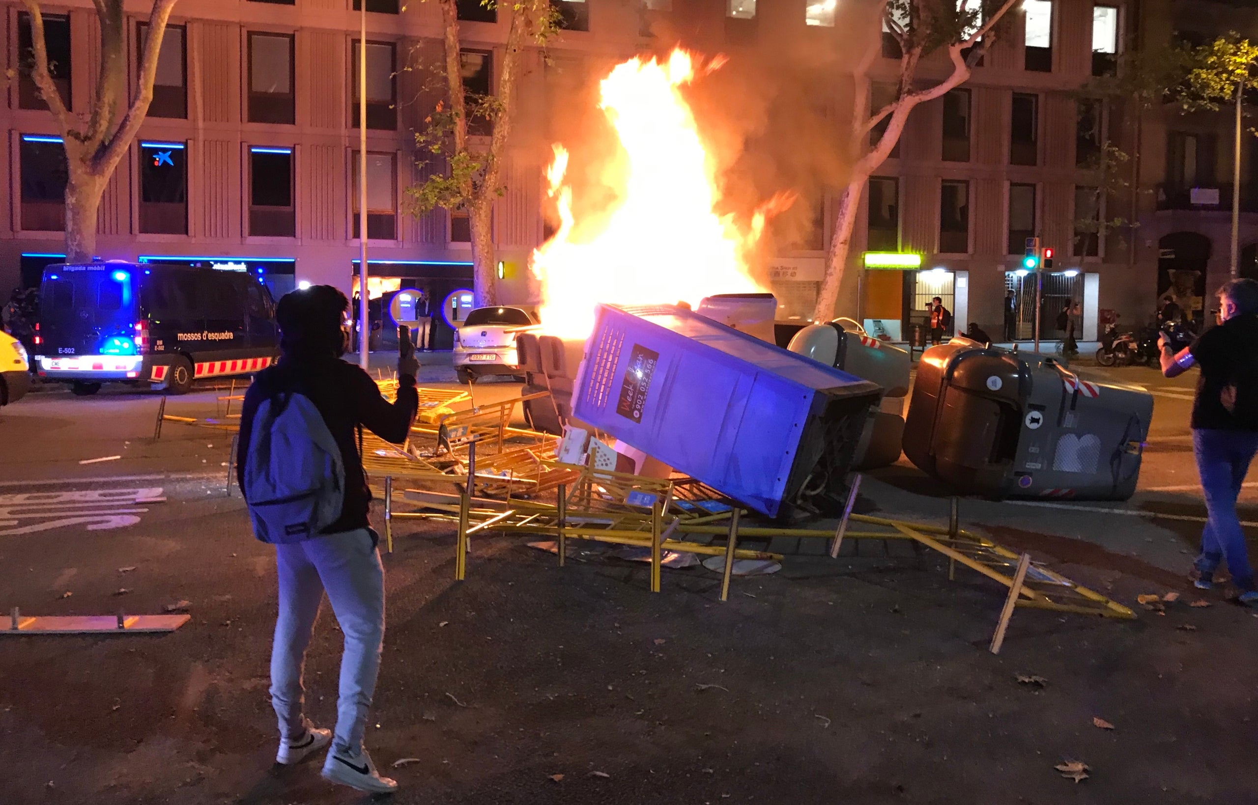 Contenidors cremant la nit del 28 de setembre en protesta per inhabilitar Quim Torra/Quico Sallés