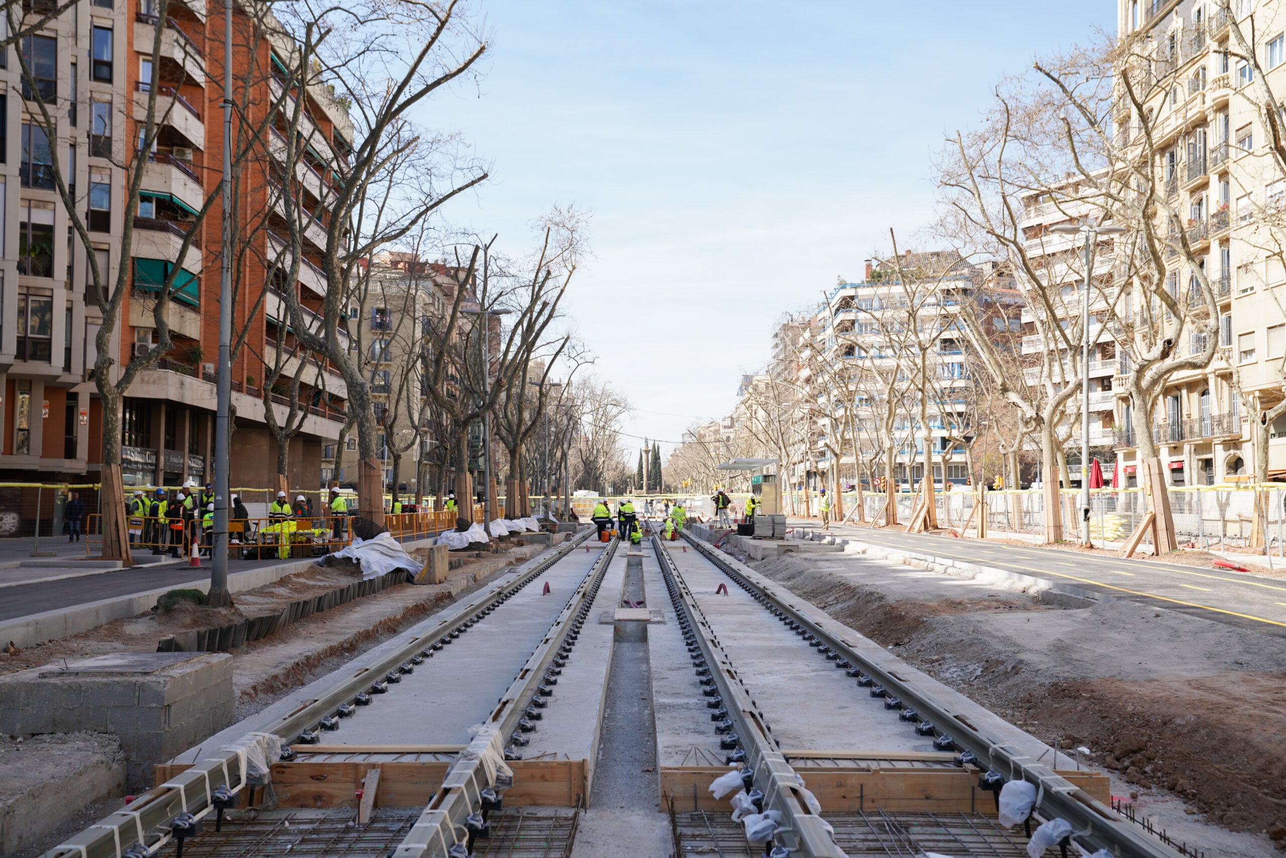 El tram ja urbanitzat amb les vies del tramvia ja col·locades / Ajuntament