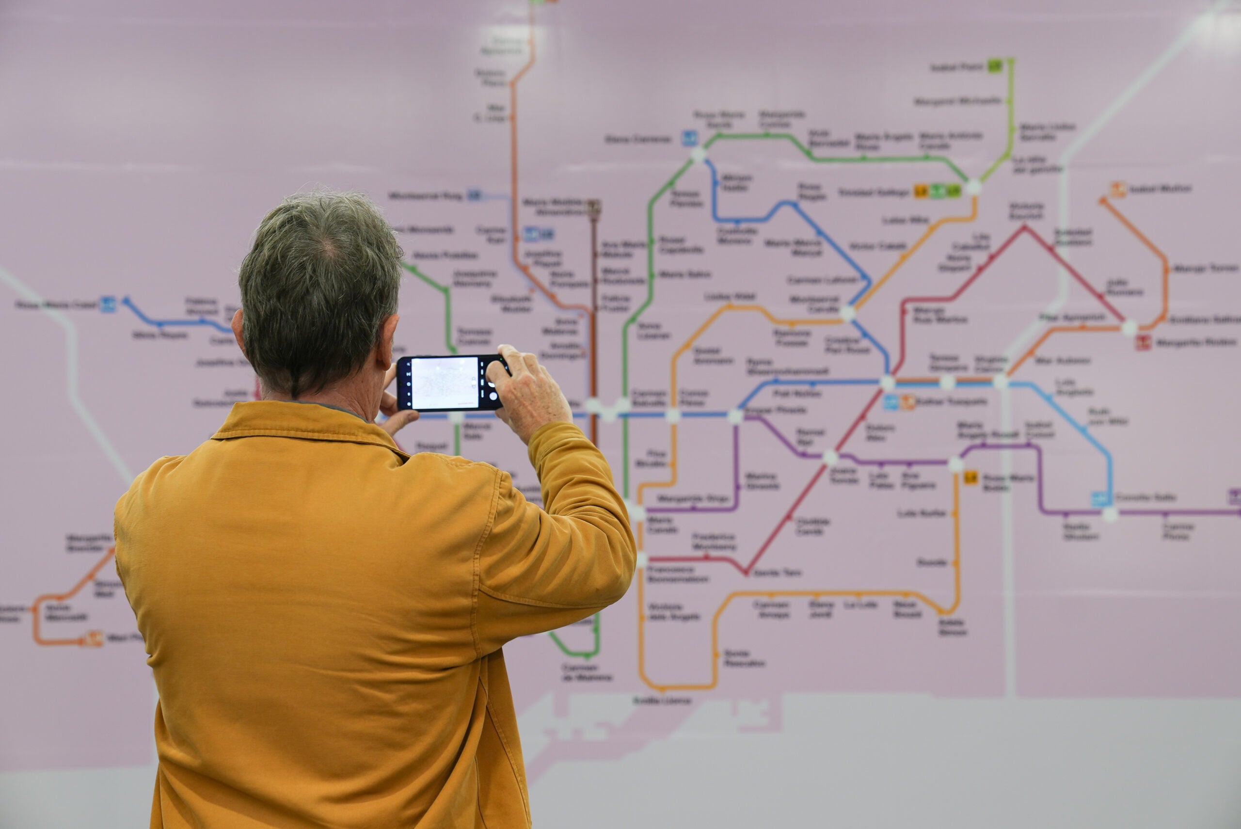 Un home fa una foto al mapa a Diagonal | Ajuntament 
