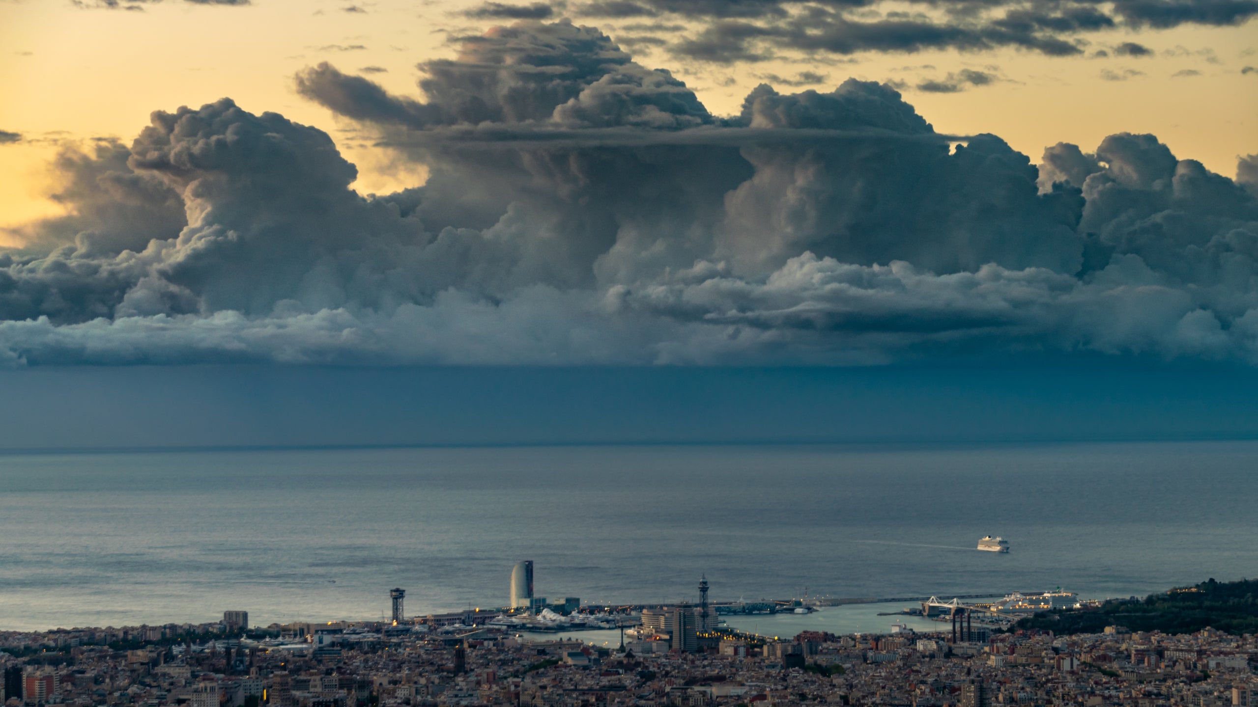 Imatge dels núvols cúmuls congestus que es trobaven aquest matí davant la costa de Barcelona i que han deixat precipitacions mar endins / Alfons Puertas (Observatori Fabra)