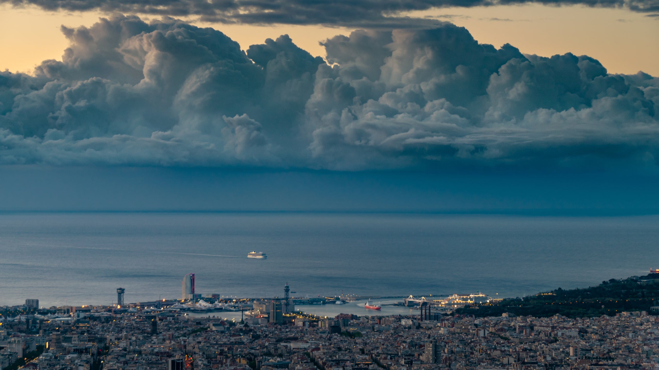 Imatge dels núvols cúmuls congestus que es trobaven aquest matí davant la costa de Barcelona i que han deixat precipitacions mar endins / Alfons Puertas (Observatori Fabra)