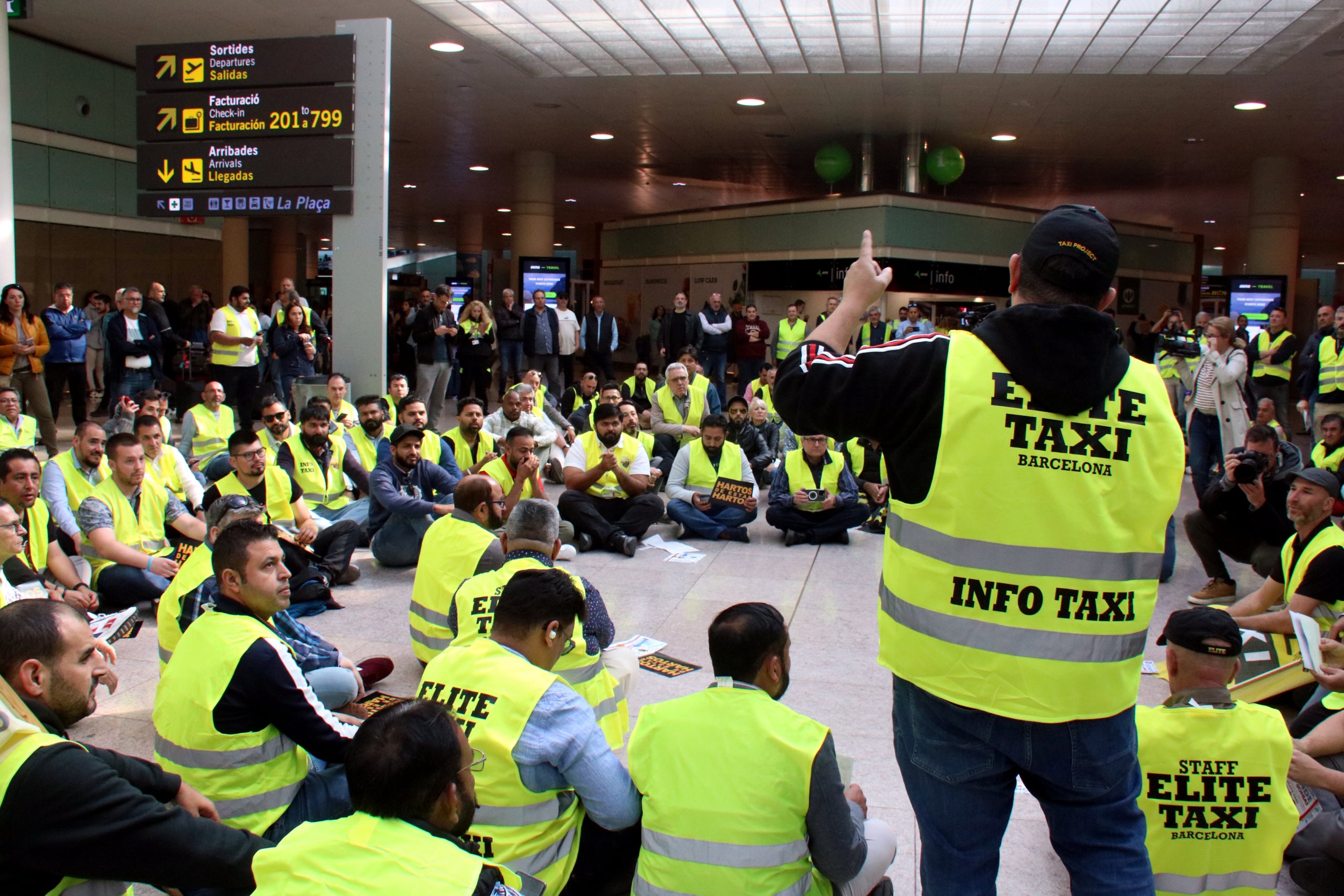 Imatge d'arxiu d'una assemblea de taxistes a l'aeroport del Prat / Àlex Recolons (ACN)