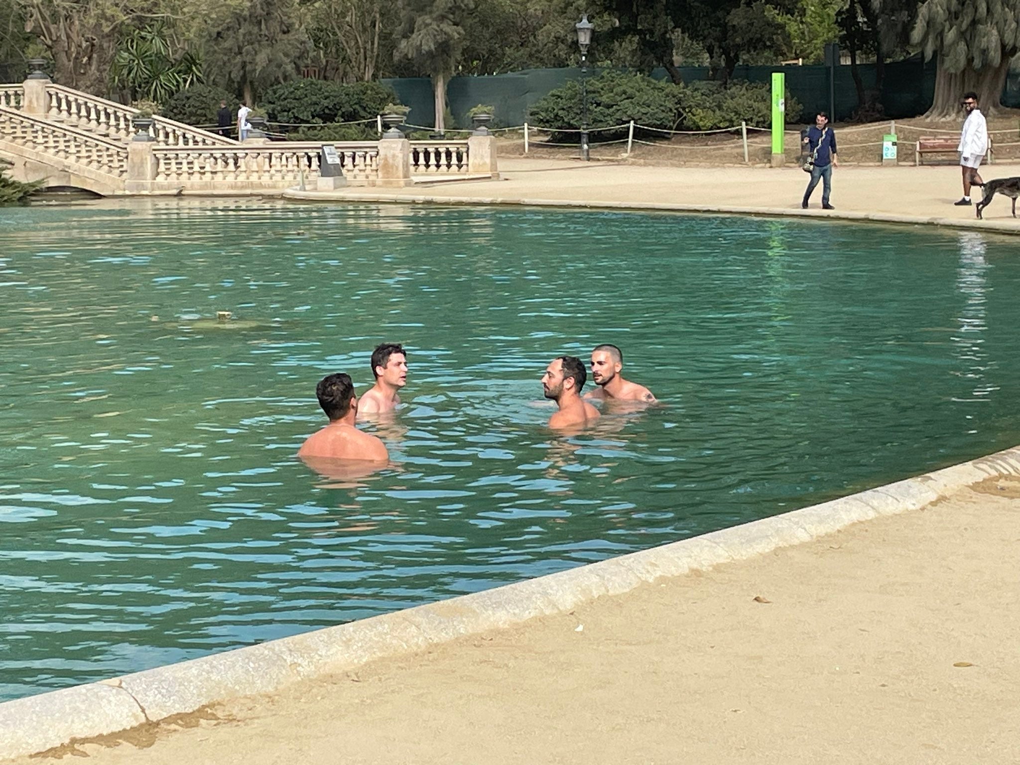 Un moment del bany a la cascada del parc de la Ciutadella / Twitter: @AgutMontse