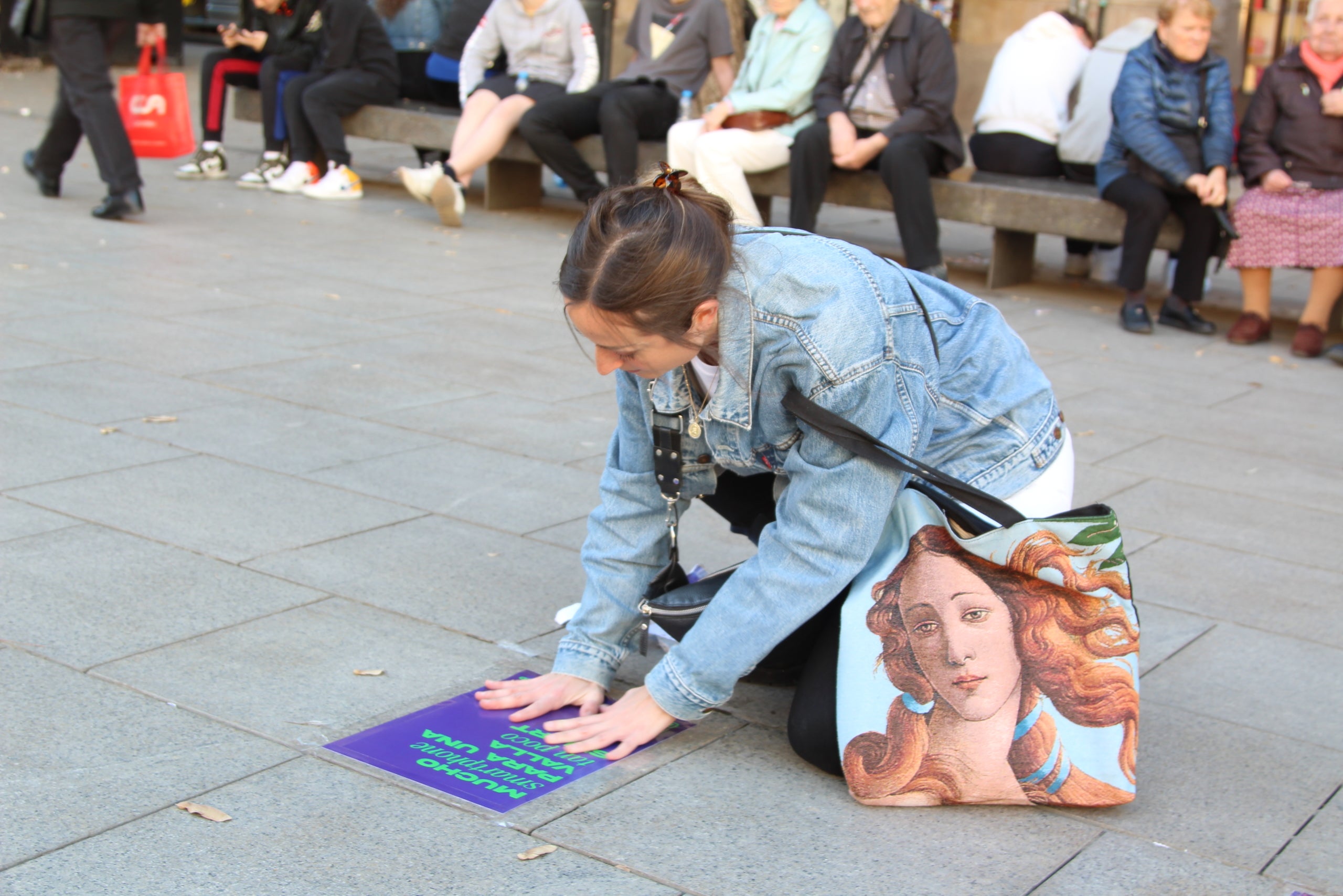 Alejandra Solari, una de les responsables de la iniciativa, col·loca un dels cartells amb el codi QR / A.R.